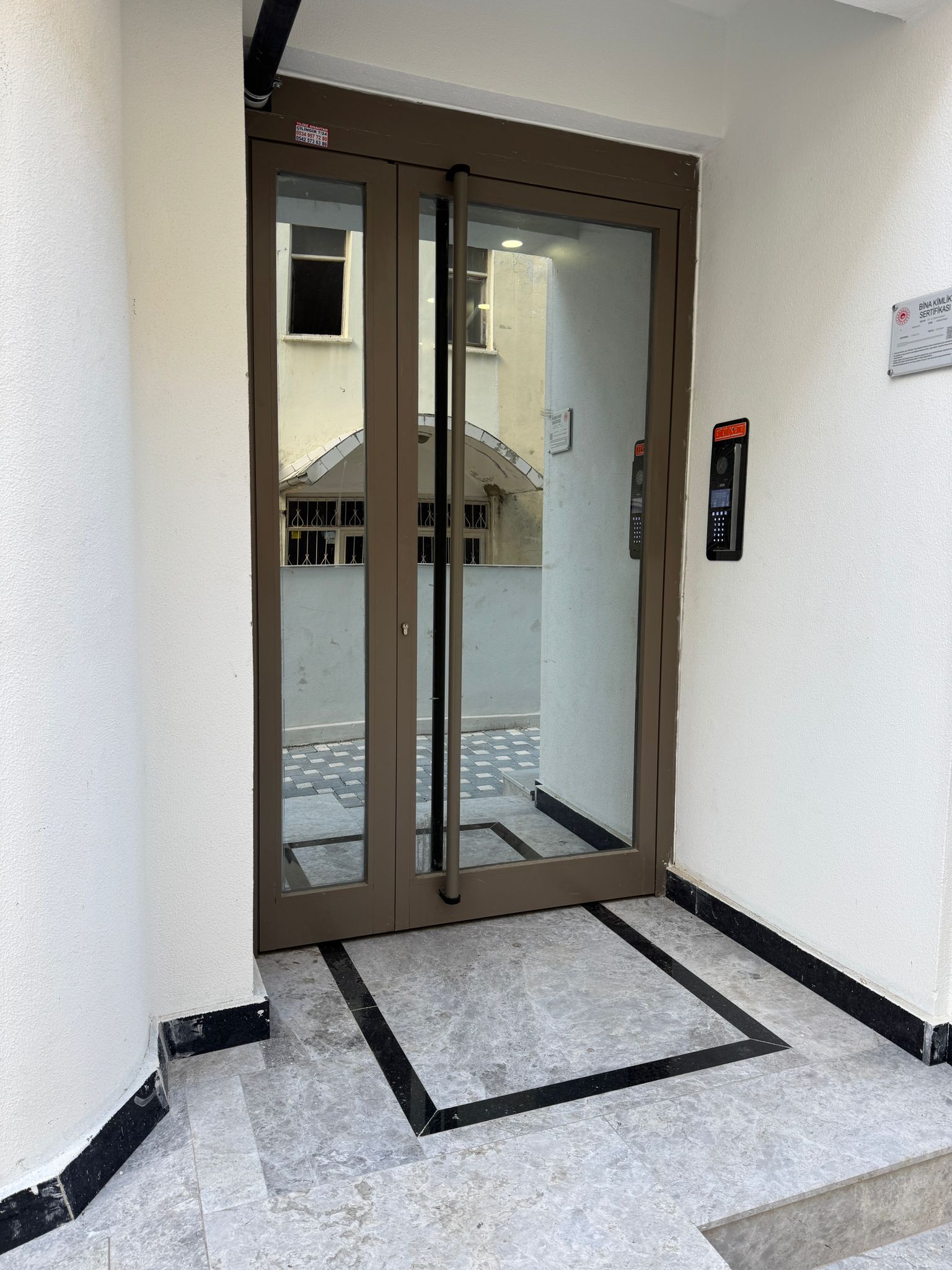 New 1+1 apartment in the Yıldız district of Muratpaşa. 45 m², partially furnished, built-in appliances, electric roller shutters. An excellent option for both residential and real estate investment in Antalya.