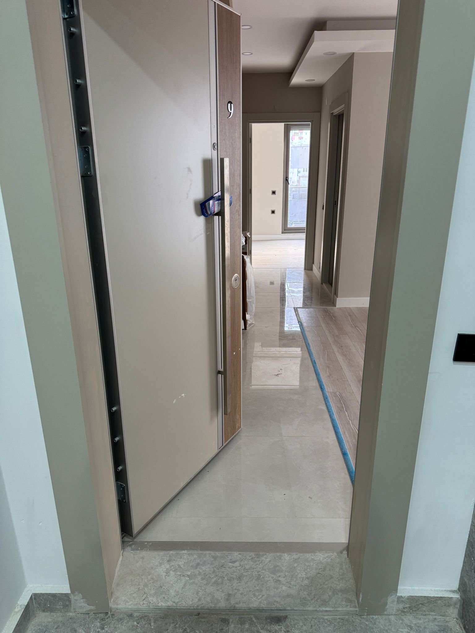 New 1+1 apartment in the Yıldız district of Muratpaşa. 45 m², partially furnished, built-in appliances, electric roller shutters. An excellent option for both residential and real estate investment in Antalya.