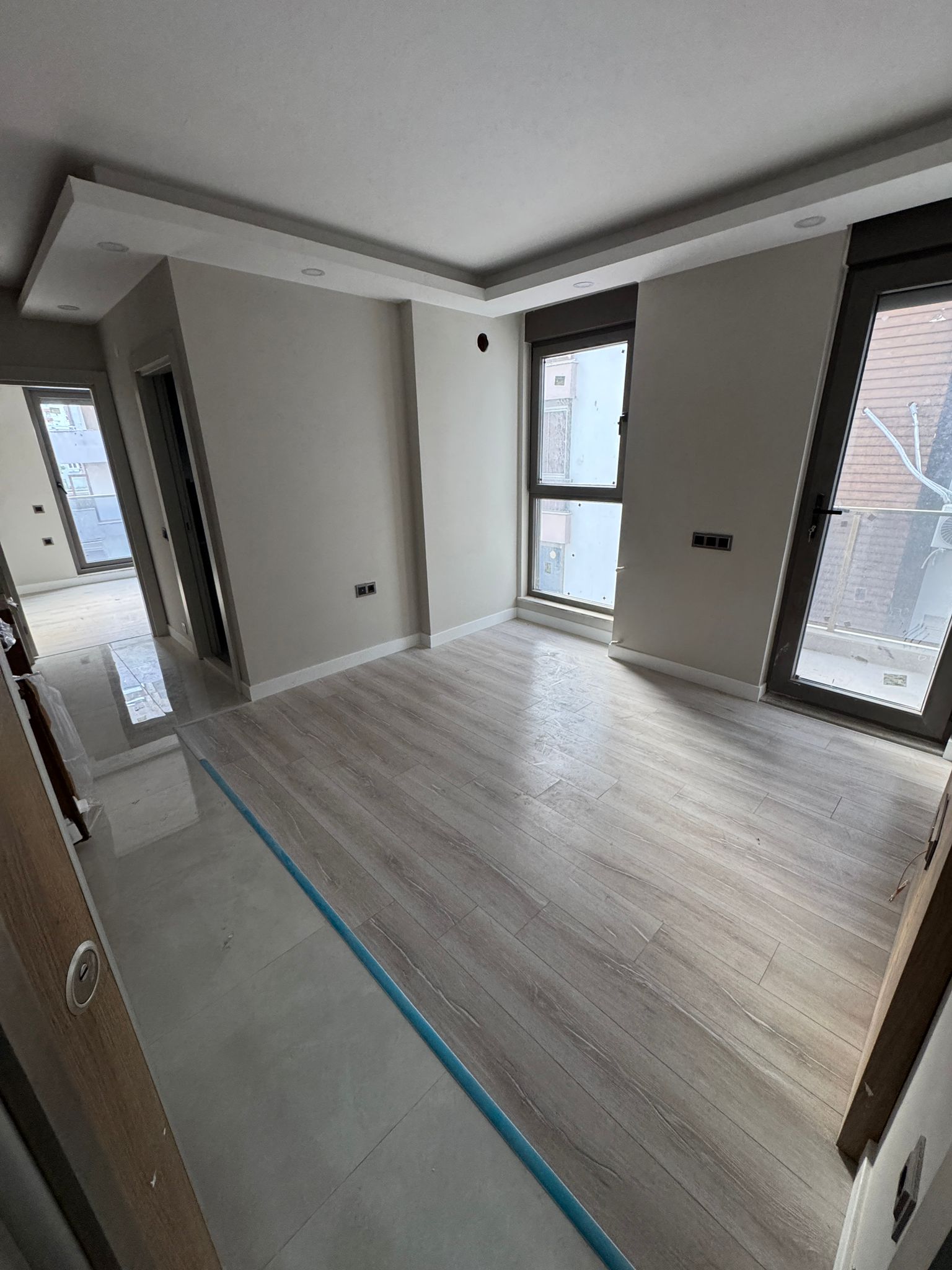 Muratpaşa'nın Yıldız semtinde yeni 1+1 daire. 45 m², kısmen eşyalı, ankastre beyaz eşyalar, elektrikli panjurlar. Antalya'da hem konut hem de gayrimenkul yatırımı için mükemmel bir seçenek.