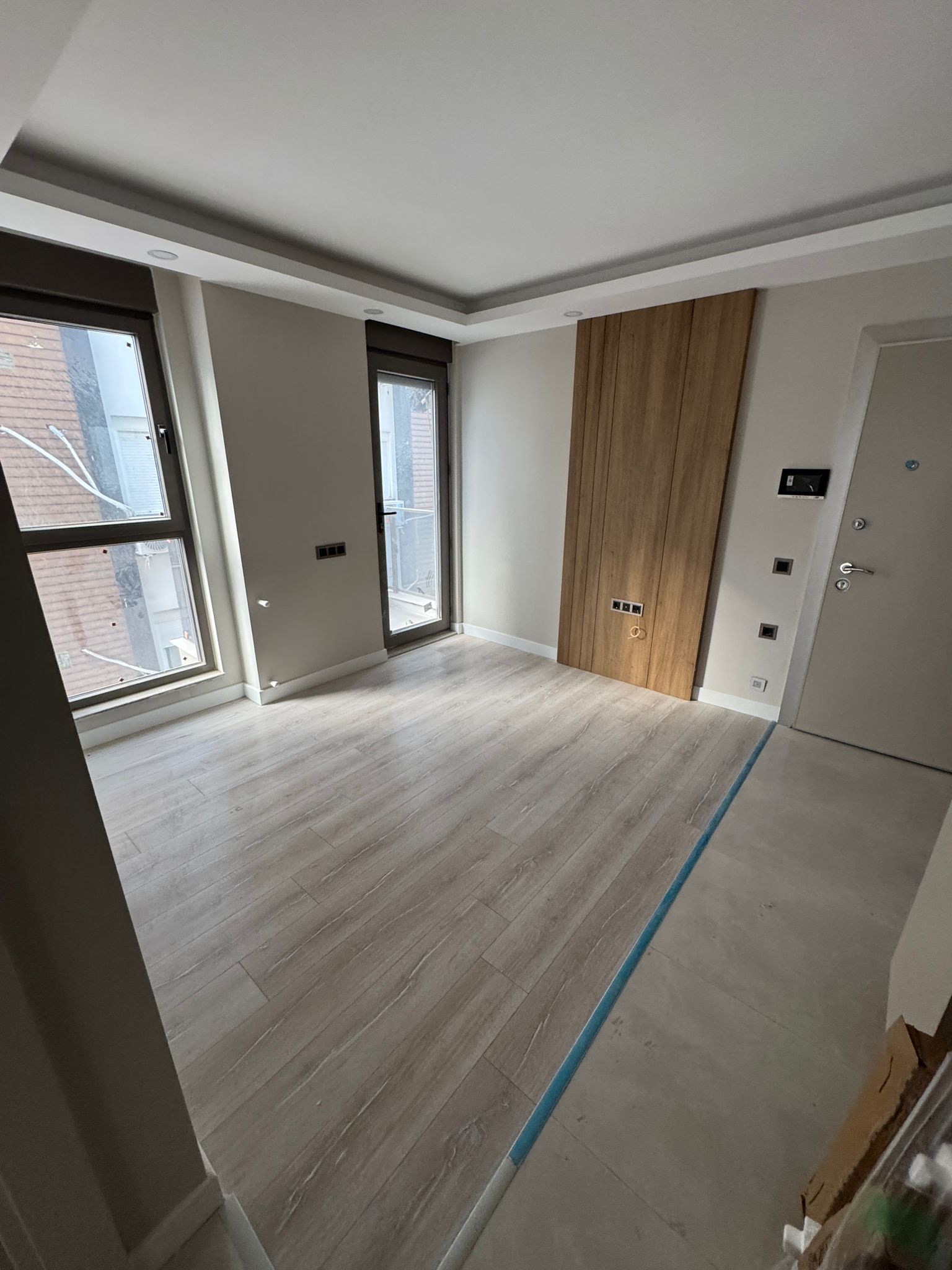 Muratpaşa'nın Yıldız semtinde yeni 1+1 daire. 45 m², kısmen eşyalı, ankastre beyaz eşyalar, elektrikli panjurlar. Antalya'da hem konut hem de gayrimenkul yatırımı için mükemmel bir seçenek.