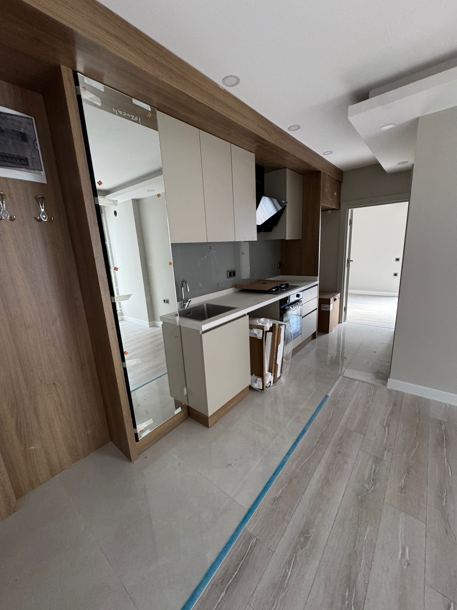 Muratpaşa'nın Yıldız semtinde yeni 1+1 daire. 45 m², kısmen eşyalı, ankastre beyaz eşyalar, elektrikli panjurlar. Antalya'da hem konut hem de gayrimenkul yatırımı için mükemmel bir seçenek.