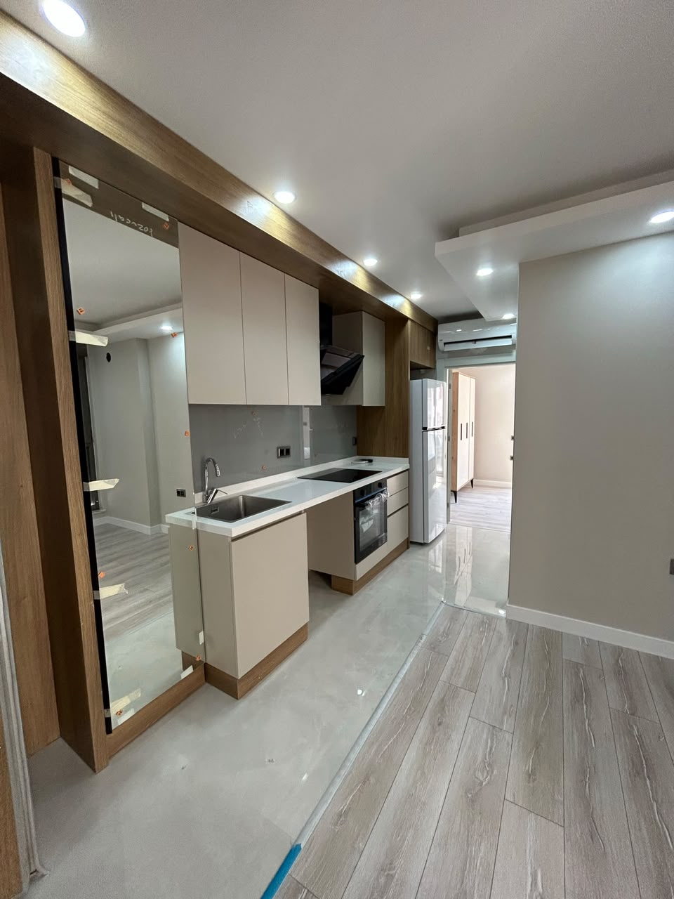 Muratpaşa'nın Yıldız semtinde yeni 1+1 daire. 45 m², kısmen eşyalı, ankastre beyaz eşyalar, elektrikli panjurlar. Antalya'da hem konut hem de gayrimenkul yatırımı için mükemmel bir seçenek.