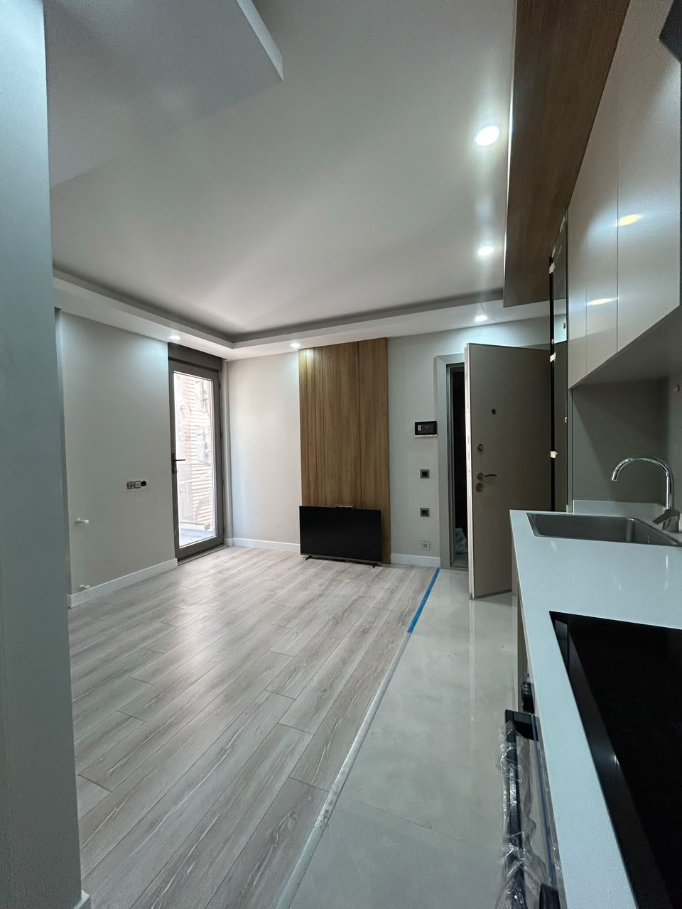 Muratpaşa'nın Yıldız semtinde yeni 1+1 daire. 45 m², kısmen eşyalı, ankastre beyaz eşyalar, elektrikli panjurlar. Antalya'da hem konut hem de gayrimenkul yatırımı için mükemmel bir seçenek.