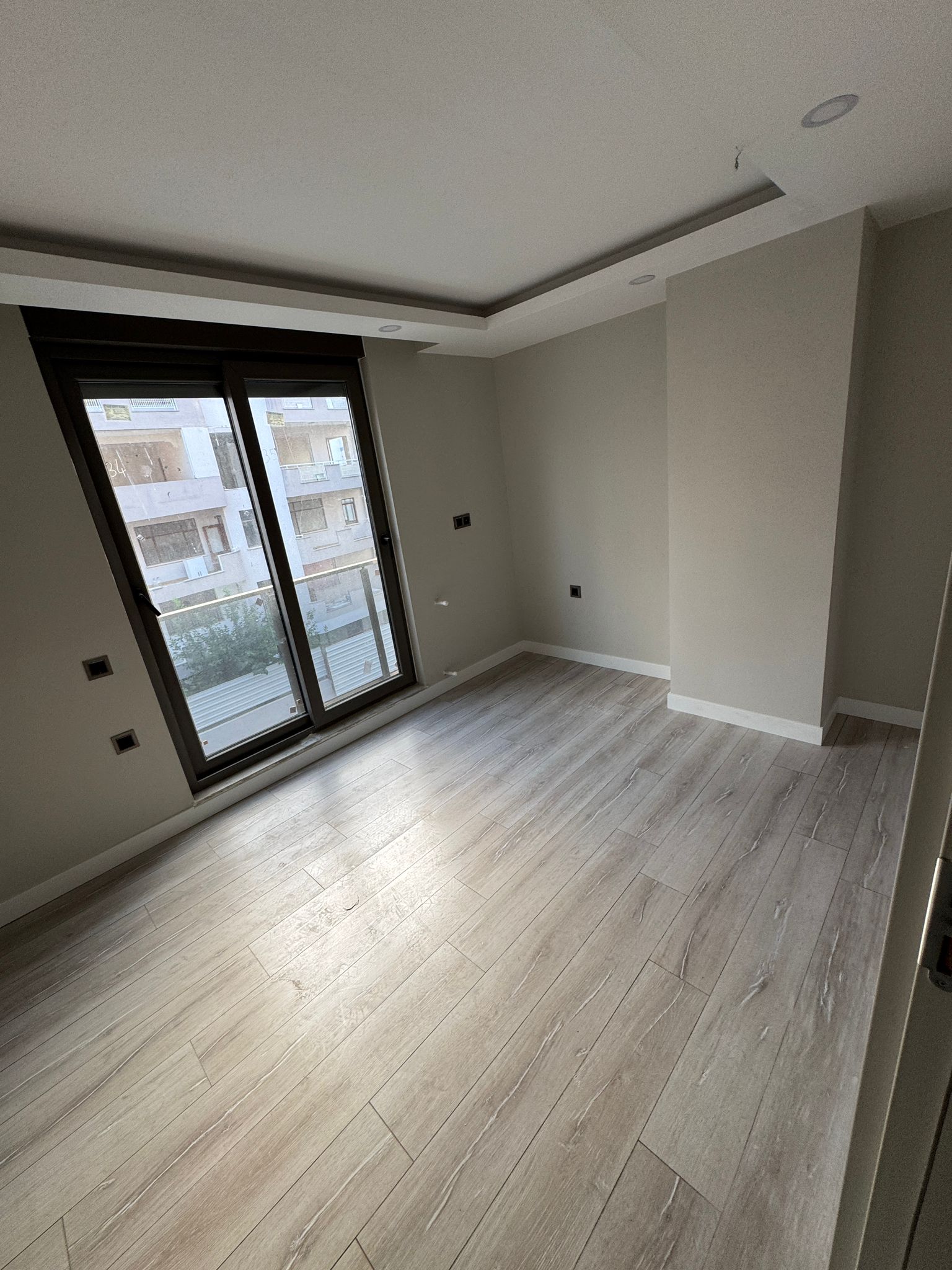 Muratpaşa'nın Yıldız semtinde yeni 1+1 daire. 45 m², kısmen eşyalı, ankastre beyaz eşyalar, elektrikli panjurlar. Antalya'da hem konut hem de gayrimenkul yatırımı için mükemmel bir seçenek.