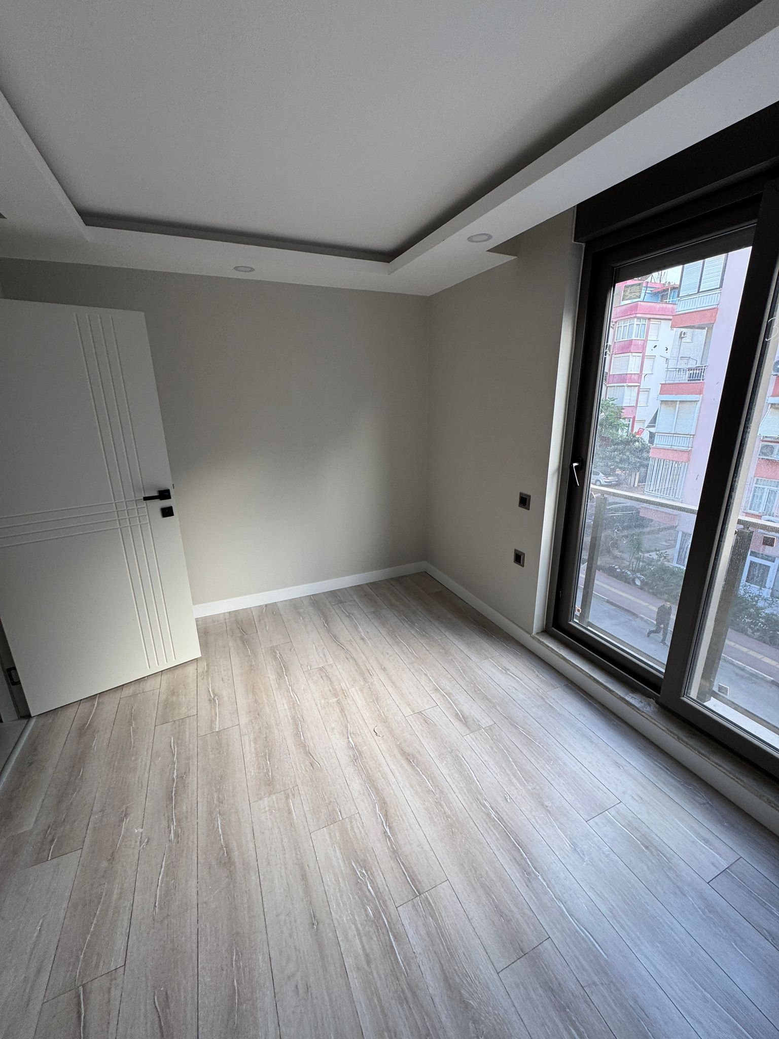 Muratpaşa'nın Yıldız semtinde yeni 1+1 daire. 45 m², kısmen eşyalı, ankastre beyaz eşyalar, elektrikli panjurlar. Antalya'da hem konut hem de gayrimenkul yatırımı için mükemmel bir seçenek.