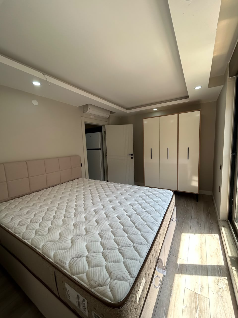 Muratpaşa'nın Yıldız semtinde yeni 1+1 daire. 45 m², kısmen eşyalı, ankastre beyaz eşyalar, elektrikli panjurlar. Antalya'da hem konut hem de gayrimenkul yatırımı için mükemmel bir seçenek.