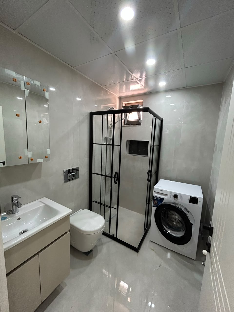 Muratpaşa'nın Yıldız semtinde yeni 1+1 daire. 45 m², kısmen eşyalı, ankastre beyaz eşyalar, elektrikli panjurlar. Antalya'da hem konut hem de gayrimenkul yatırımı için mükemmel bir seçenek.