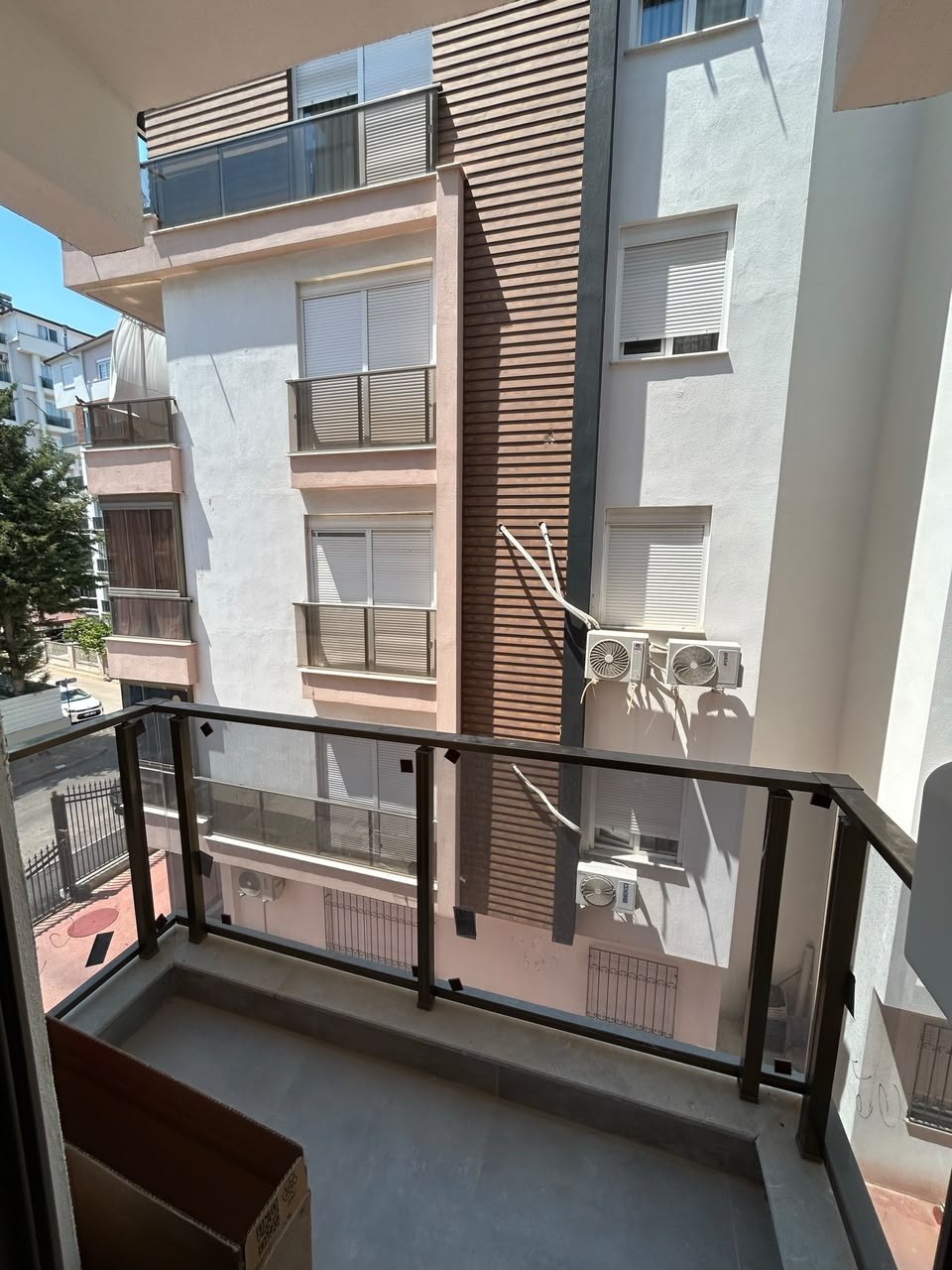 Muratpaşa'nın Yıldız semtinde yeni 1+1 daire. 45 m², kısmen eşyalı, ankastre beyaz eşyalar, elektrikli panjurlar. Antalya'da hem konut hem de gayrimenkul yatırımı için mükemmel bir seçenek.