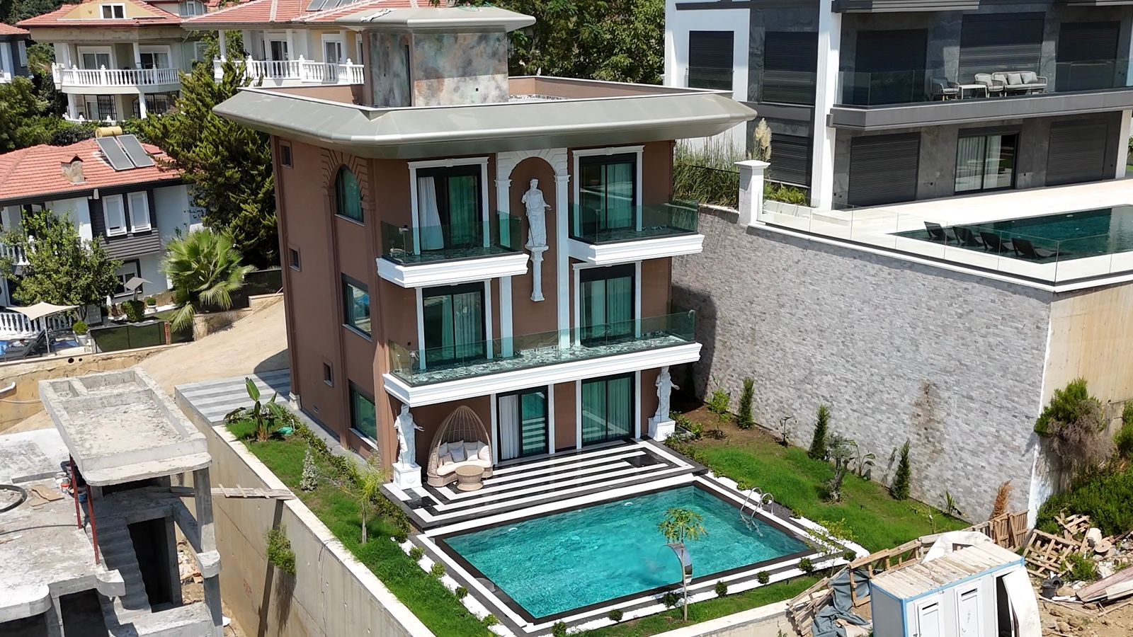 Alanya, Bektaş'ta, havuzlu ve panoramik manzaralı lüks villa. Vatandaşlık başvurusu yapılabilir.