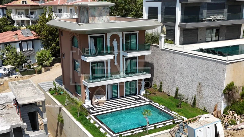 Alanya, Bektaş'ta, havuzlu ve panoramik manzaralı lüks villa. Vatandaşlık başvurusu yapılabilir.