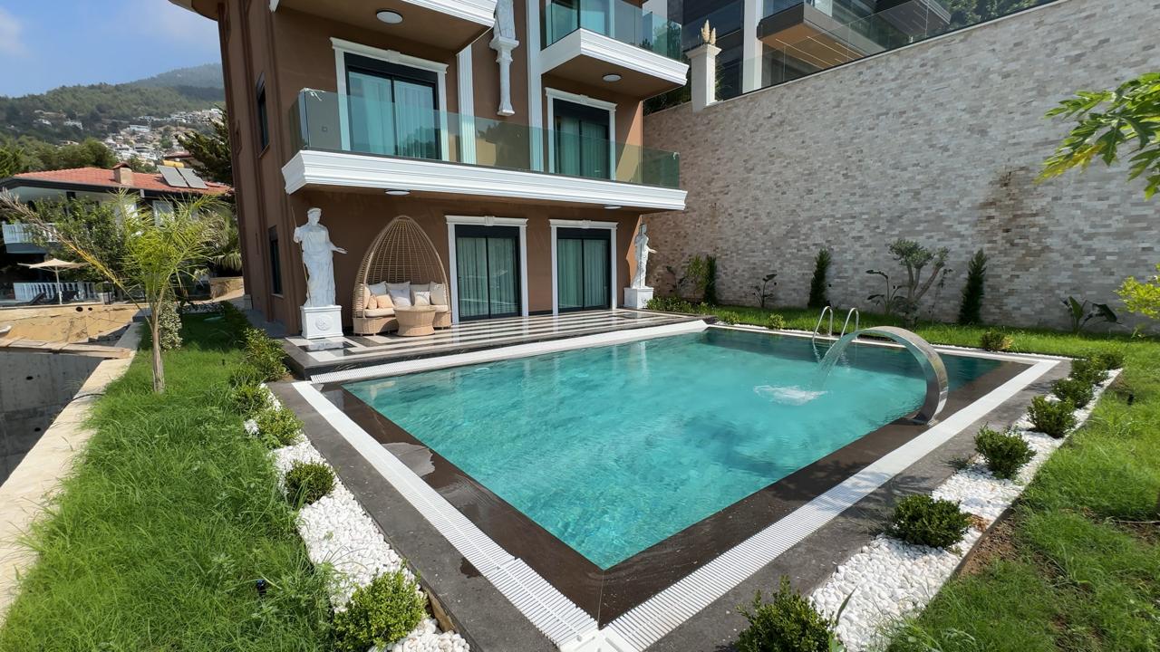 Alanya, Bektaş'ta, havuzlu ve panoramik manzaralı lüks villa. Vatandaşlık başvurusu yapılabilir.