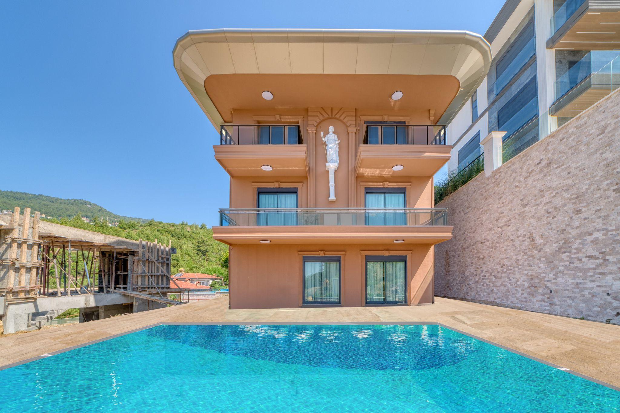Alanya, Bektaş'ta, havuzlu ve panoramik manzaralı lüks villa. Vatandaşlık başvurusu yapılabilir.