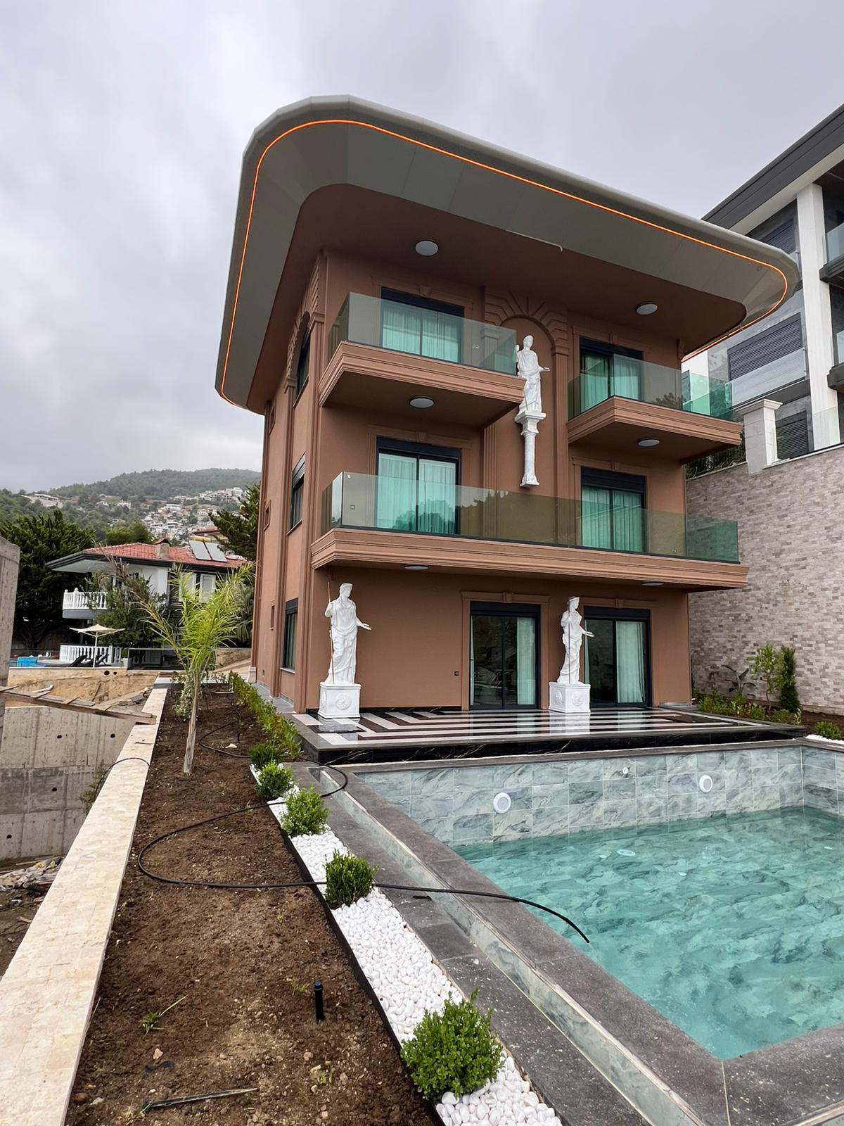 Alanya, Bektaş'ta, havuzlu ve panoramik manzaralı lüks villa. Vatandaşlık başvurusu yapılabilir.