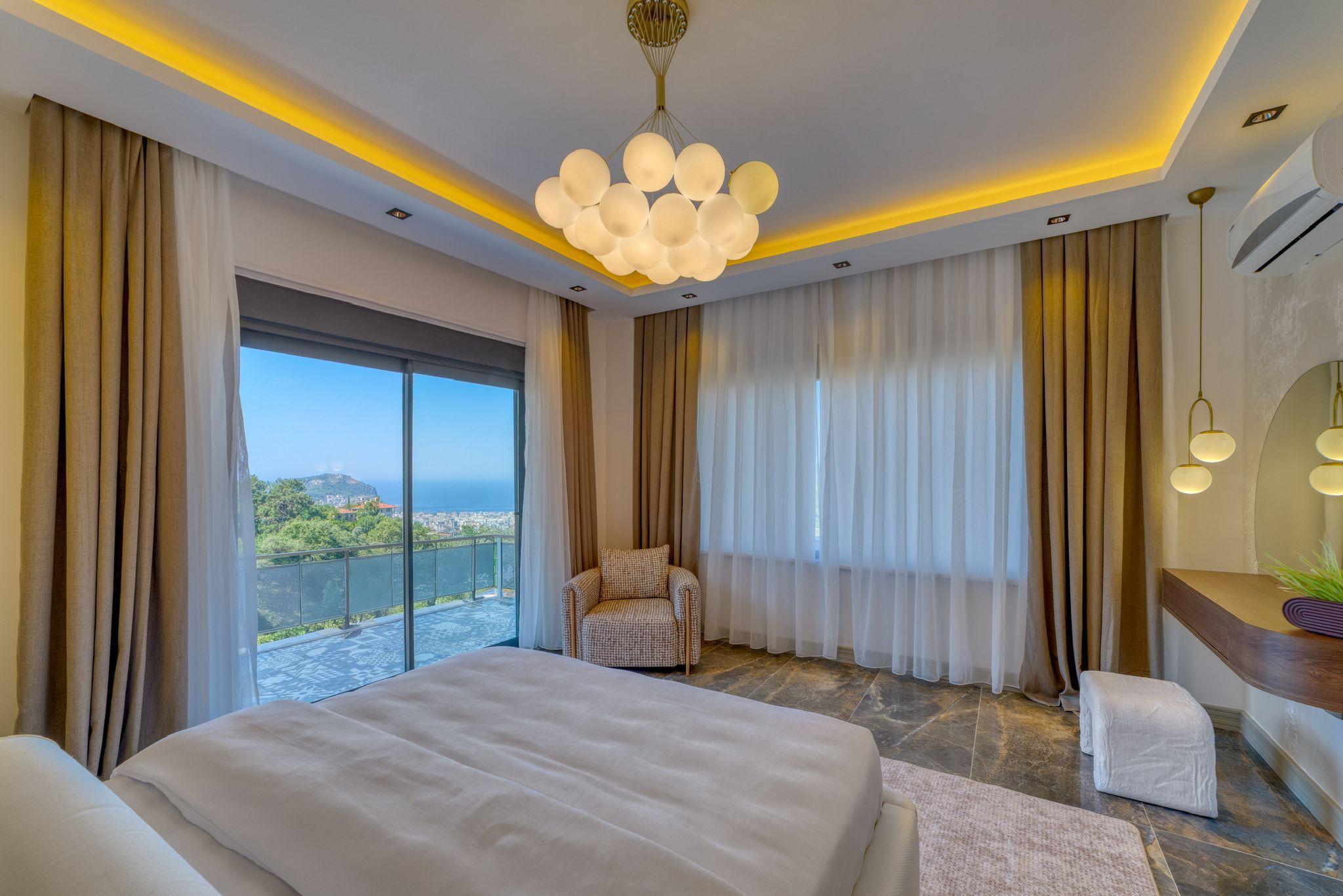 Alanya, Bektaş'ta, havuzlu ve panoramik manzaralı lüks villa. Vatandaşlık başvurusu yapılabilir.