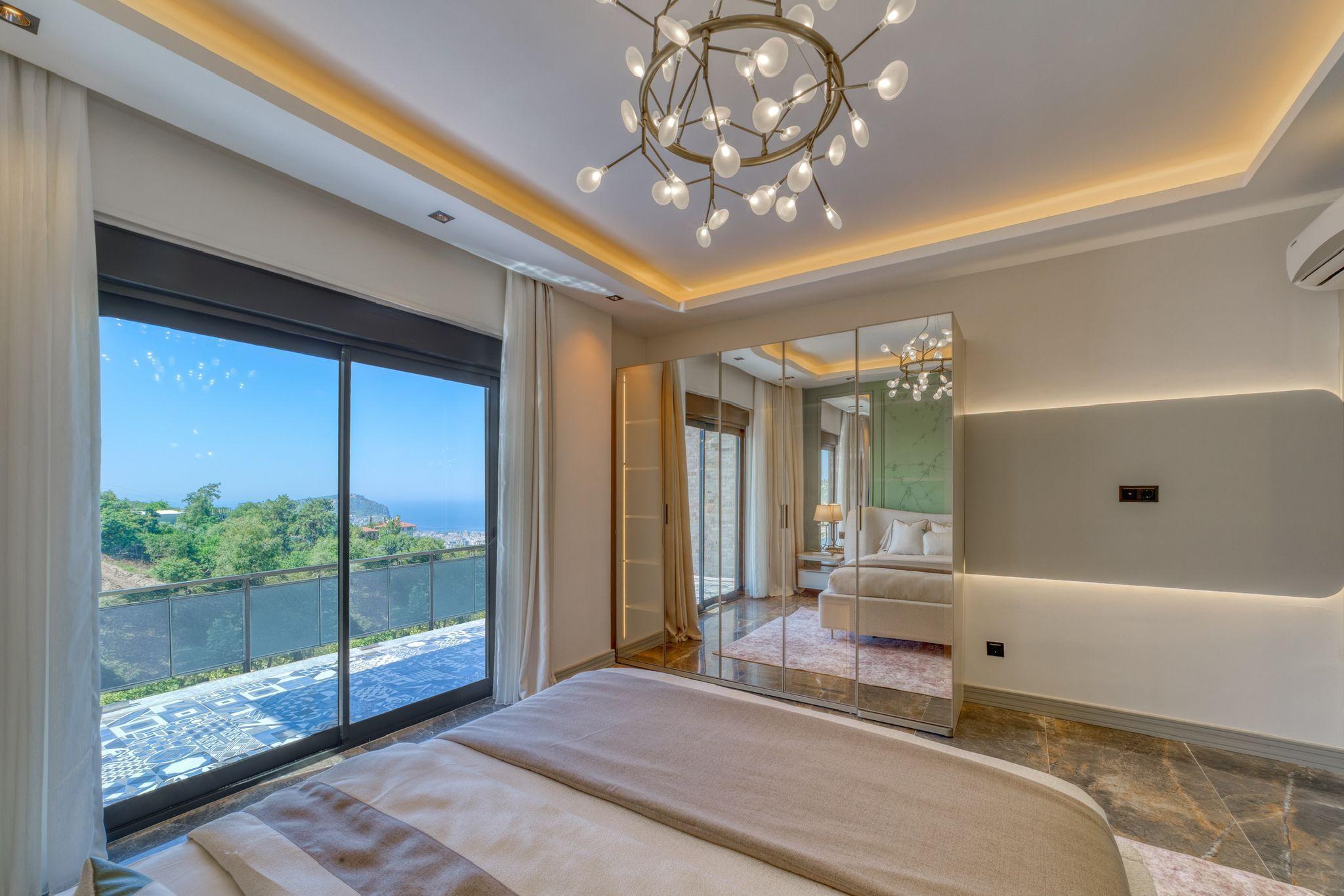 Alanya, Bektaş'ta, havuzlu ve panoramik manzaralı lüks villa. Vatandaşlık başvurusu yapılabilir.