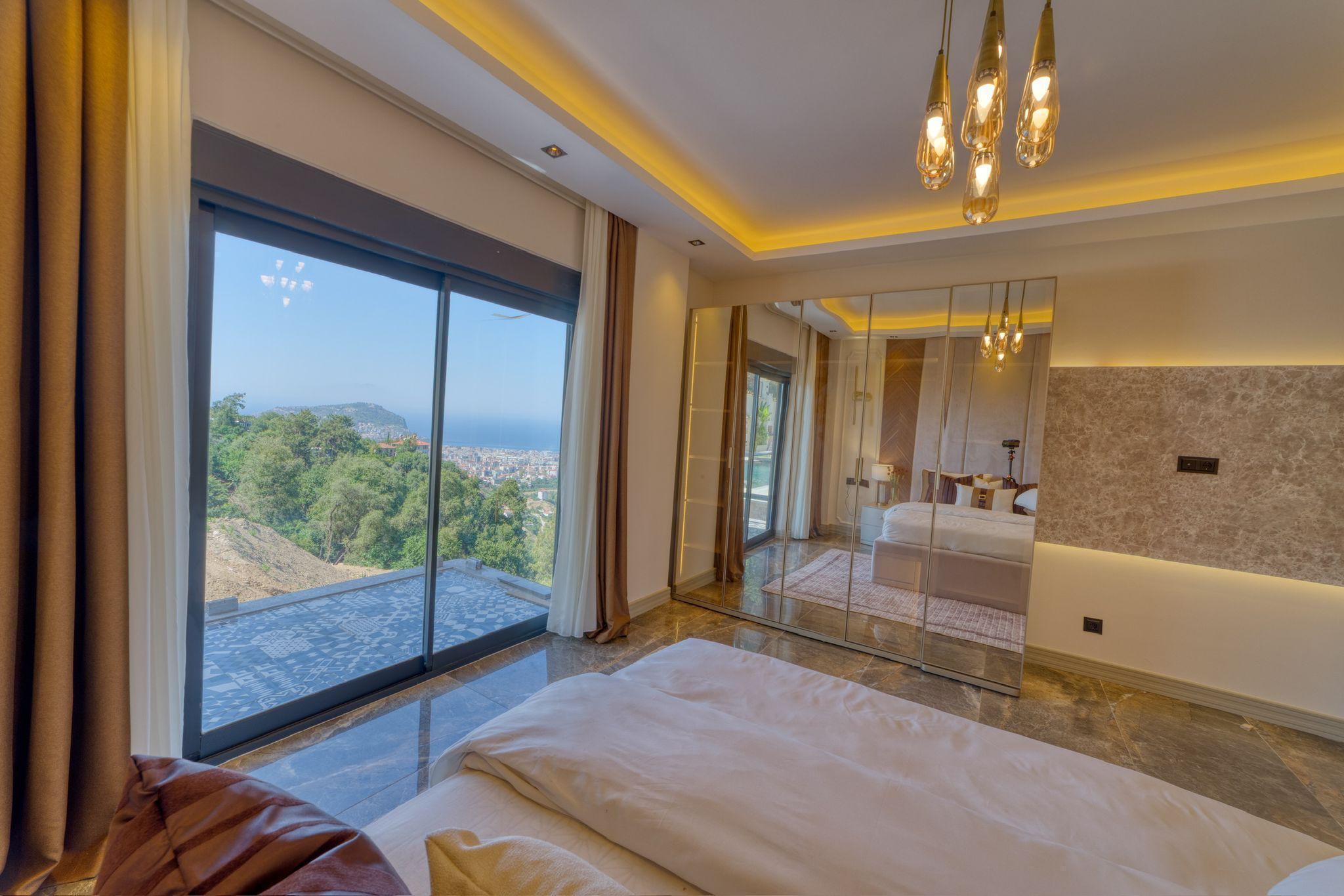 Alanya, Bektaş'ta, havuzlu ve panoramik manzaralı lüks villa. Vatandaşlık başvurusu yapılabilir.
