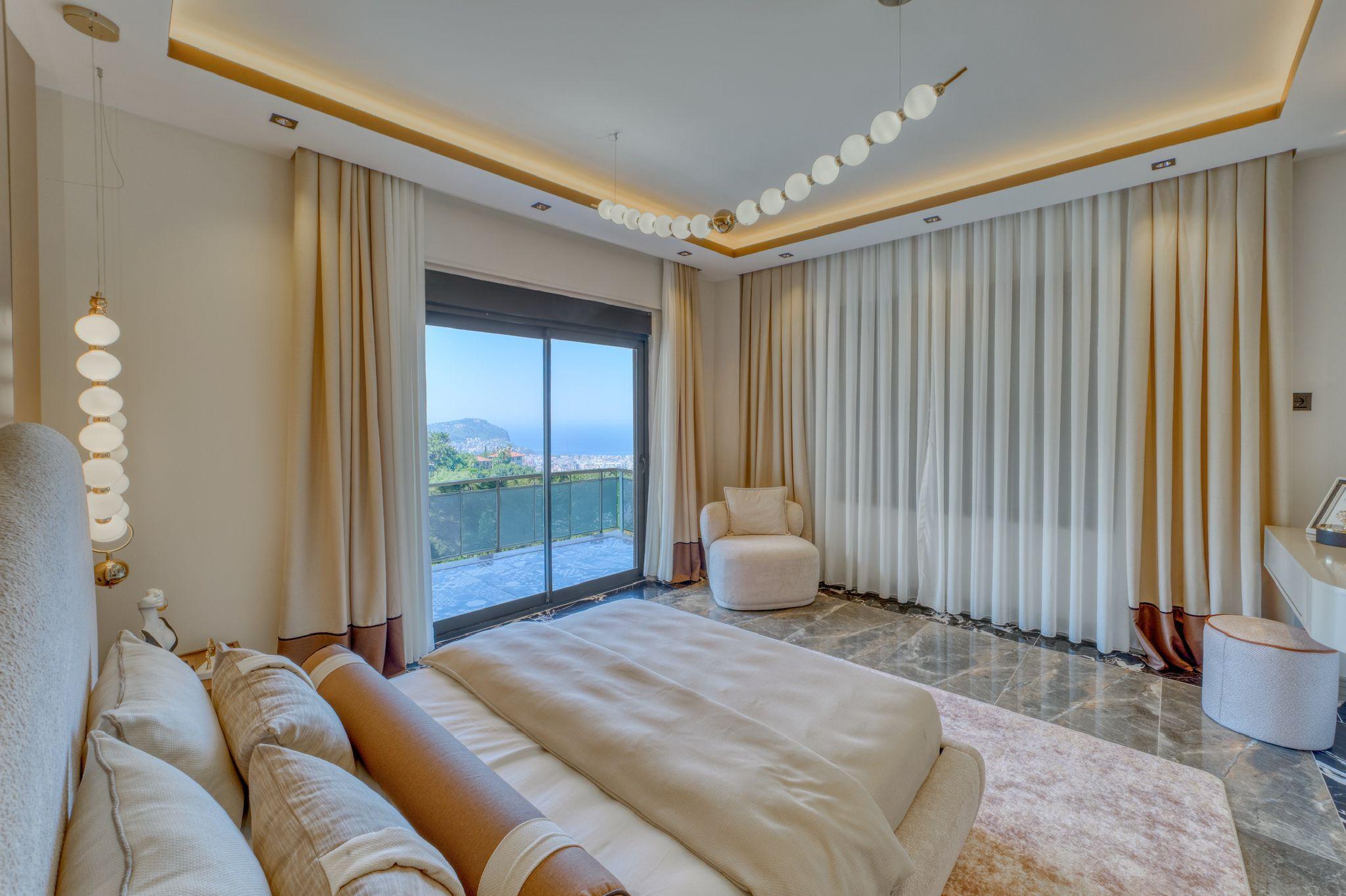 Alanya, Bektaş'ta, havuzlu ve panoramik manzaralı lüks villa. Vatandaşlık başvurusu yapılabilir.