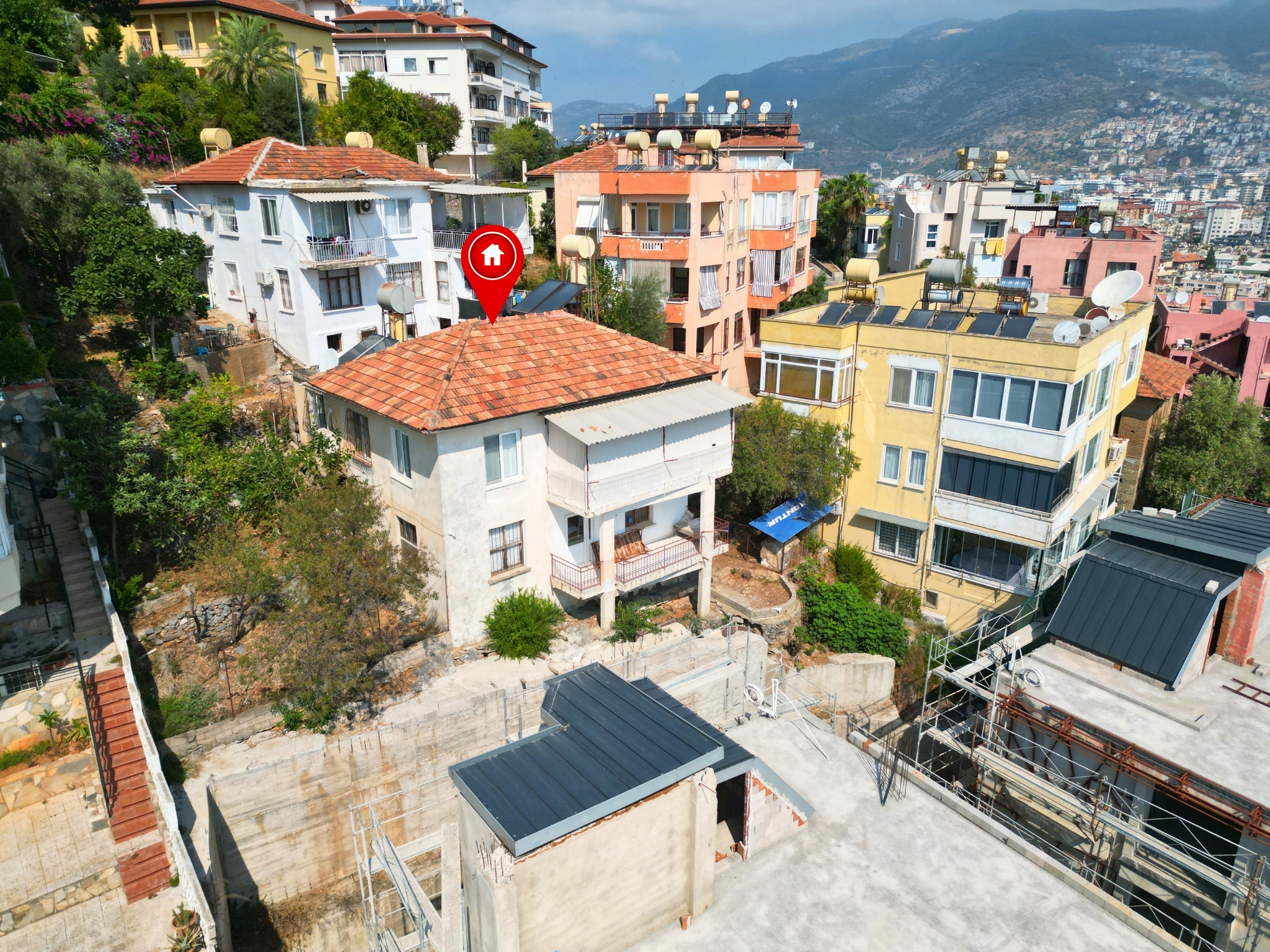 A house with a plot of land in the center of Alanya, on the slope of the Alanya Fortress – suitable for citizenship and residence permits