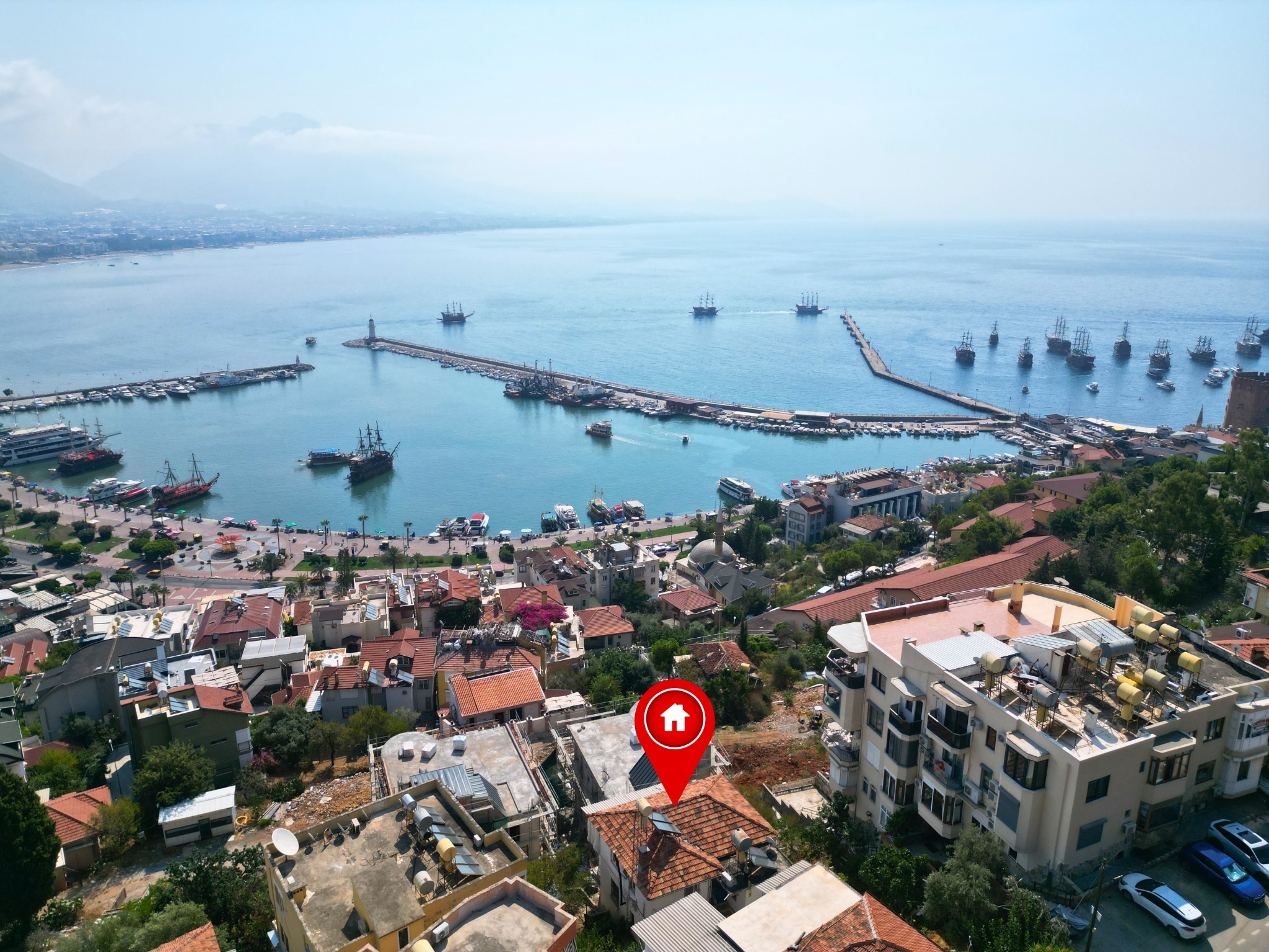A house with a plot of land in the center of Alanya, on the slope of the Alanya Fortress – suitable for citizenship and residence permits