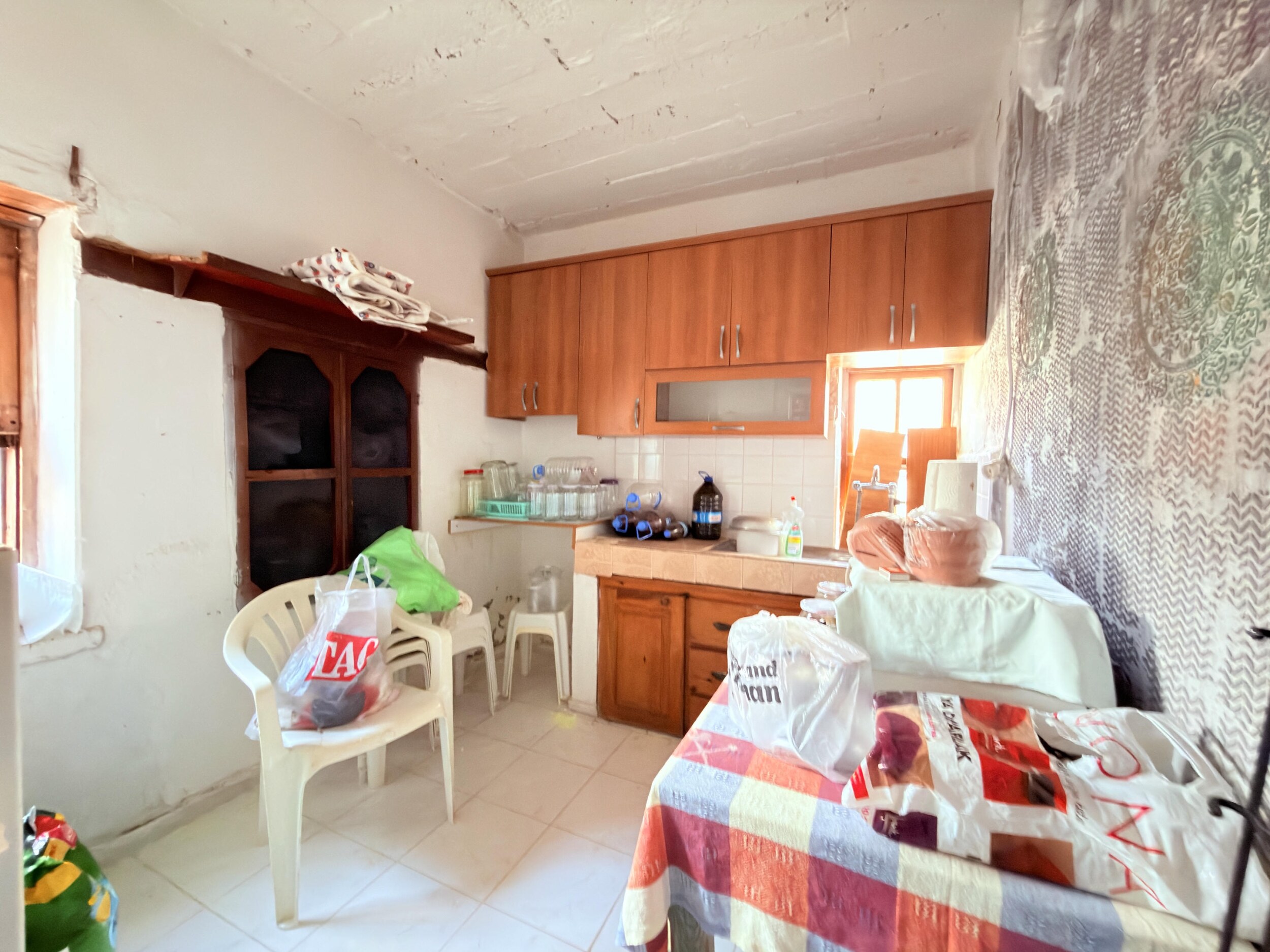 A warm wood kitchen with sink, countertop and dining table in Alanya