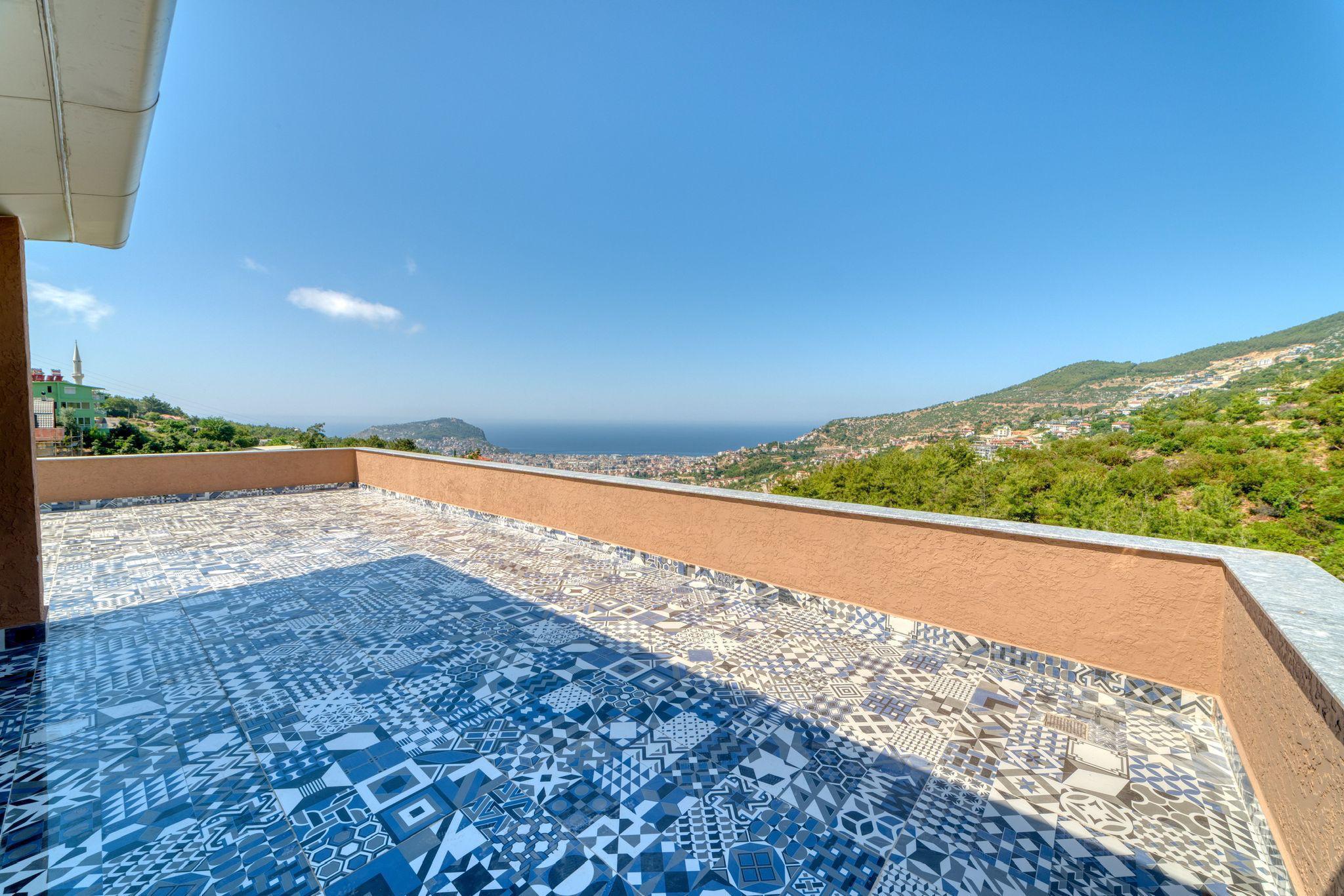 Alanya, Bektaş'ta, havuzlu ve panoramik manzaralı lüks villa. Vatandaşlık başvurusu yapılabilir.