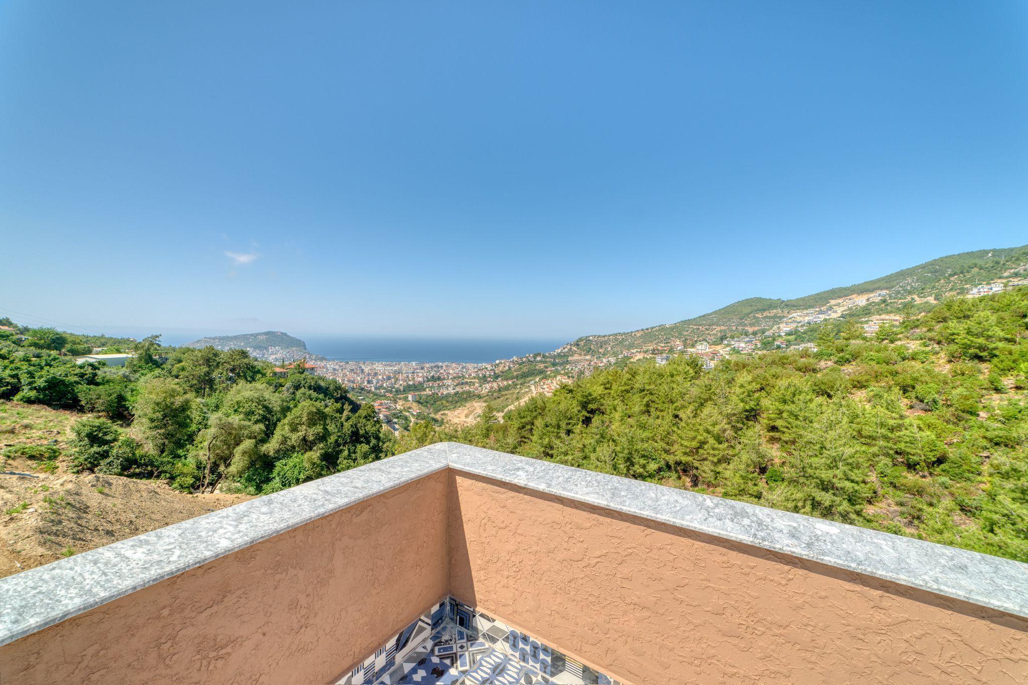 Alanya, Bektaş'ta, havuzlu ve panoramik manzaralı lüks villa. Vatandaşlık başvurusu yapılabilir.