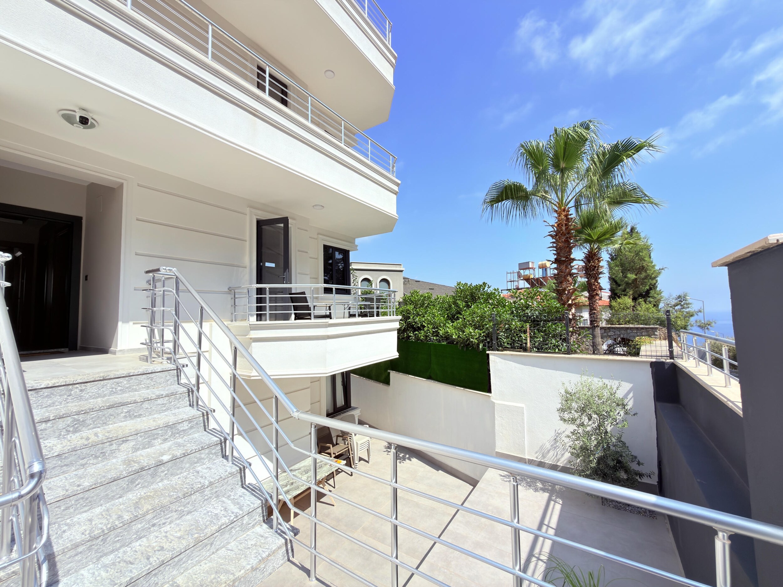 Инвестиционная недвижимость под ВНЖ и гражданство в центре Алании, Кале - частная трёхэтажная резиденция, 6 квартир 1+1