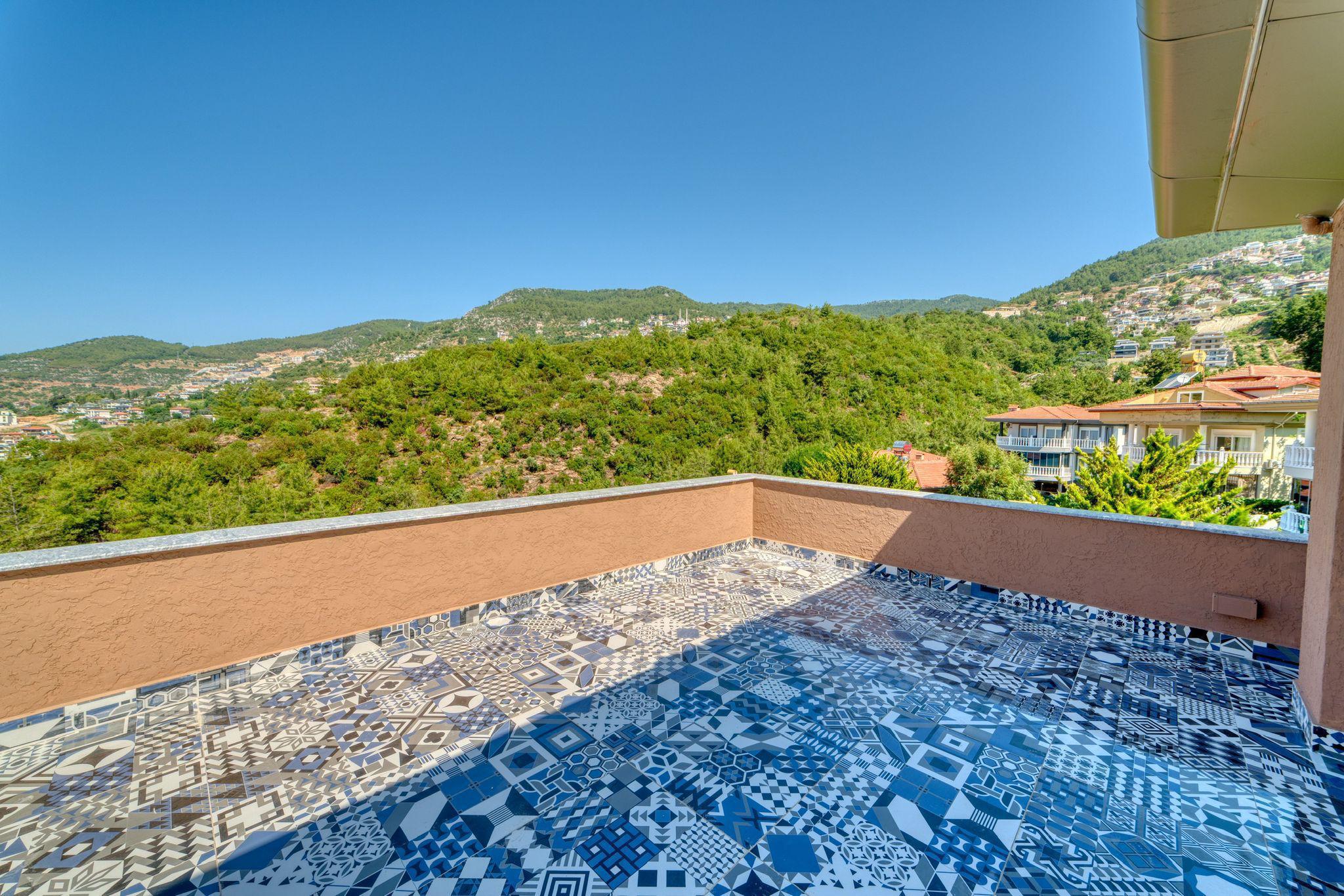 Alanya, Bektaş'ta, havuzlu ve panoramik manzaralı lüks villa. Vatandaşlık başvurusu yapılabilir.