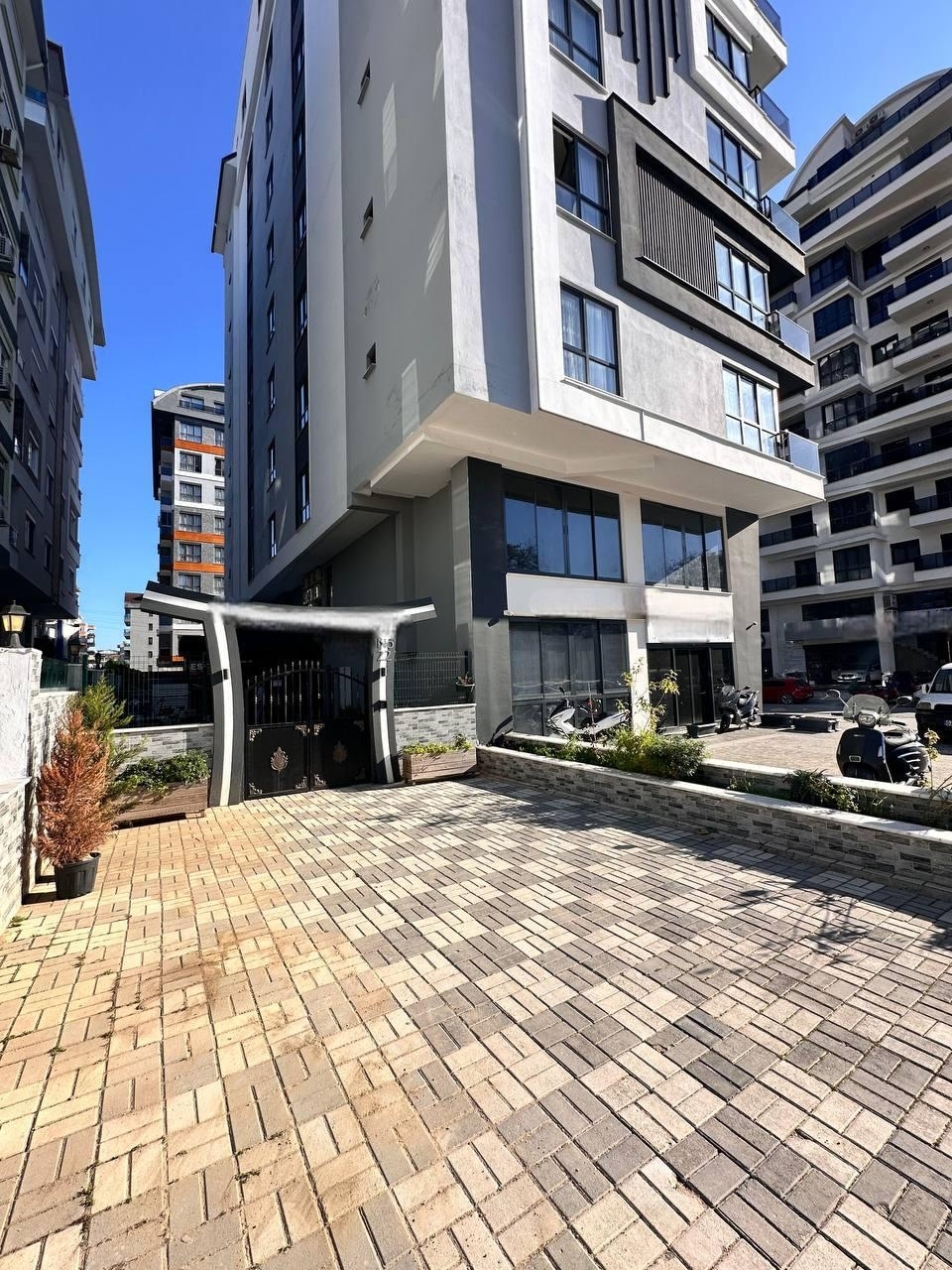 Alanya, Mahmutlar semtinde çatı katı dairesi – mobilyalı ve deniz manzaralı 2+1 dubleks daire.