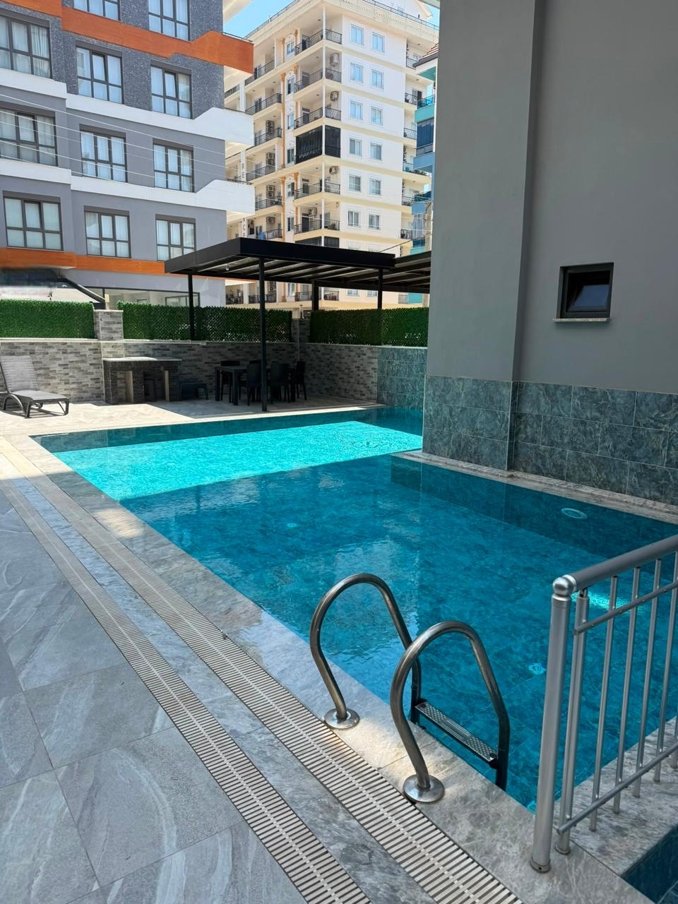 Alanya, Mahmutlar semtinde çatı katı dairesi – mobilyalı ve deniz manzaralı 2+1 dubleks daire.