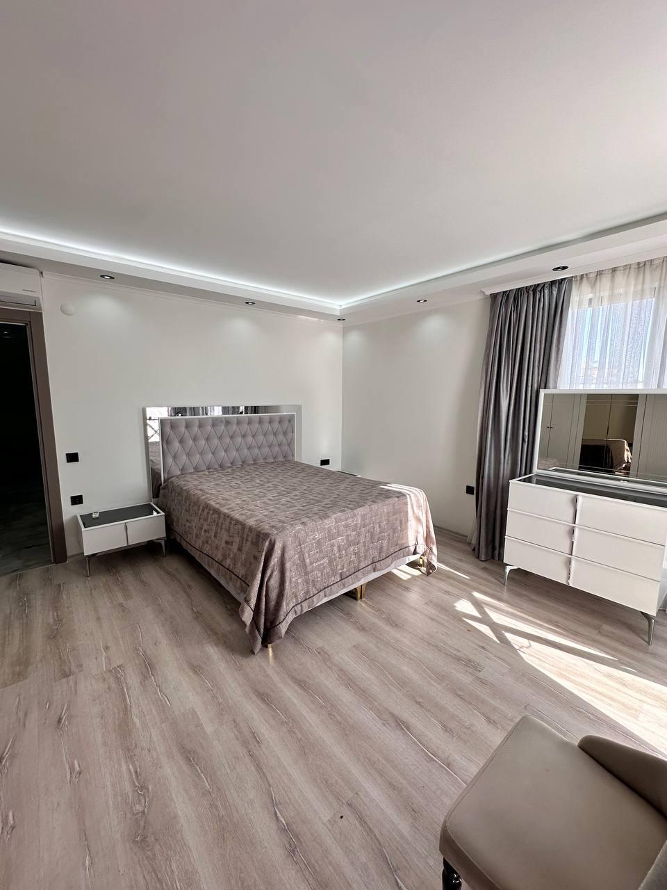 Elmas desenli başlıklı çift kişilik yatak, Mahmutlar’da penthouse yatak odasında aynalı şifonyer ve klima yanında