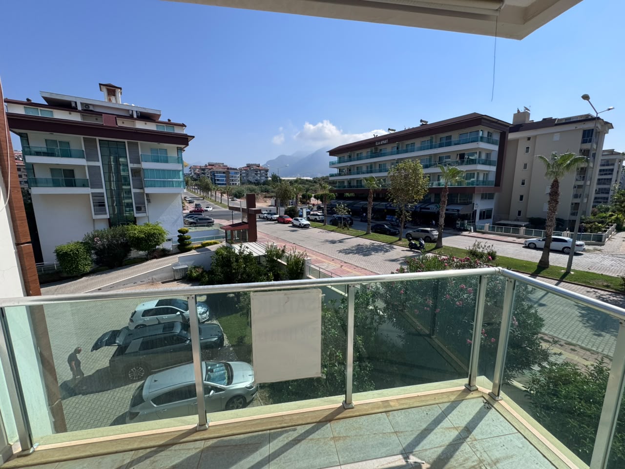 Kestel'de sahil kenarında, yeni döşenmiş, deniz manzaralı, 2 yatak odalı daire – doğrudan sahibinden.