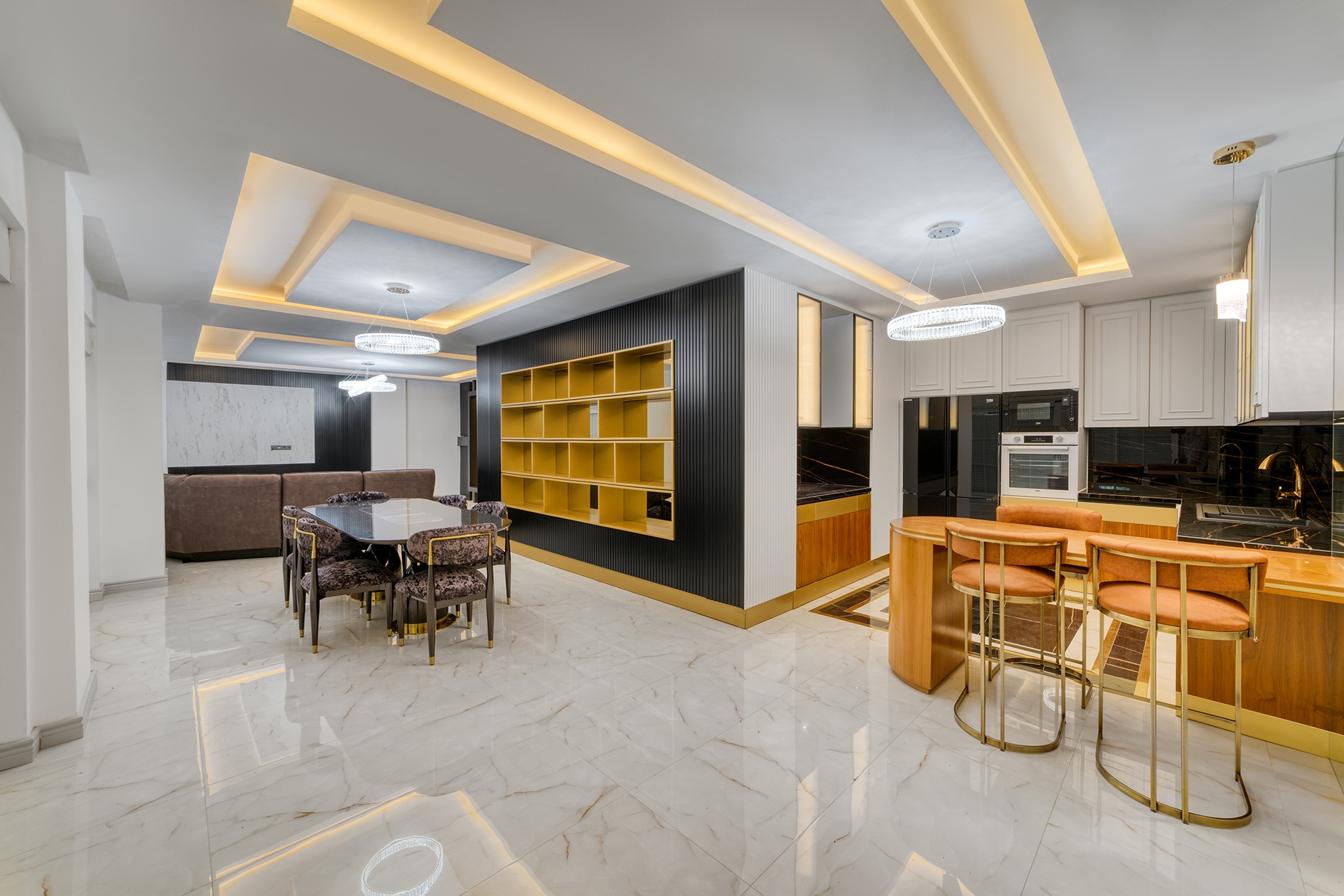 Villa dining area with an oval table, kitchen island and four bar stools in Alanya