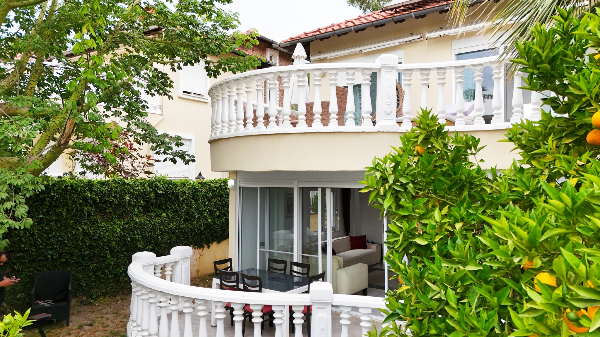 Villa facade with white balustrades and panoramic glazing: a 2+1 villa for sale in Alanya, Turkey — New Level Group