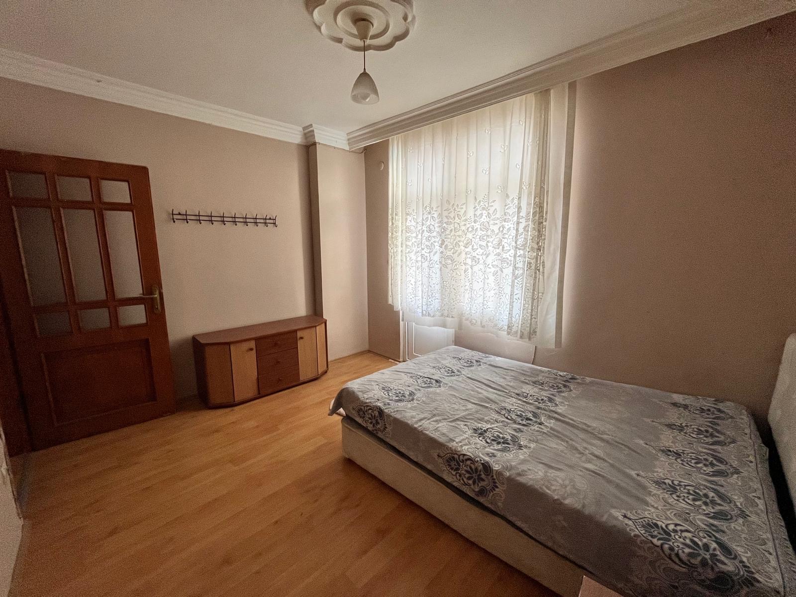 The bedroom has a double bed, chest of drawers and glazed wooden door in Tosmur