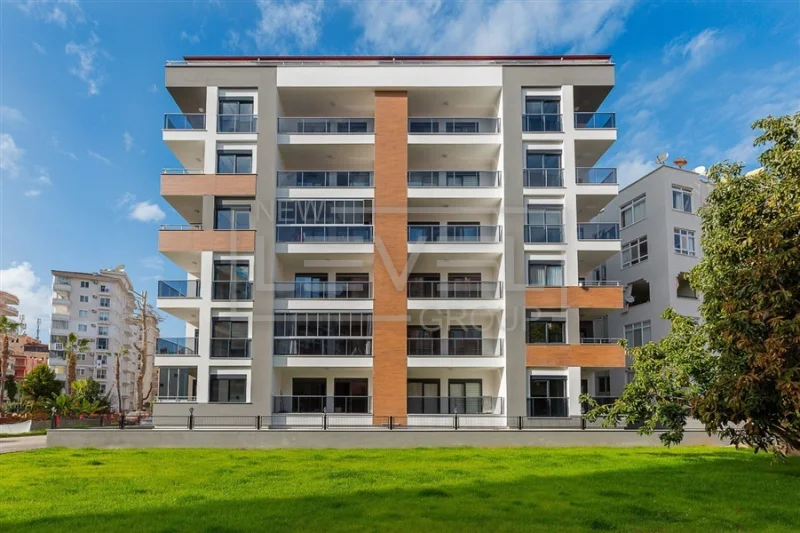 White and gray facade with panoramic glazing: 3+1 penthouse for sale in Mahmutlar, Alanya, Turkey — New Level Group