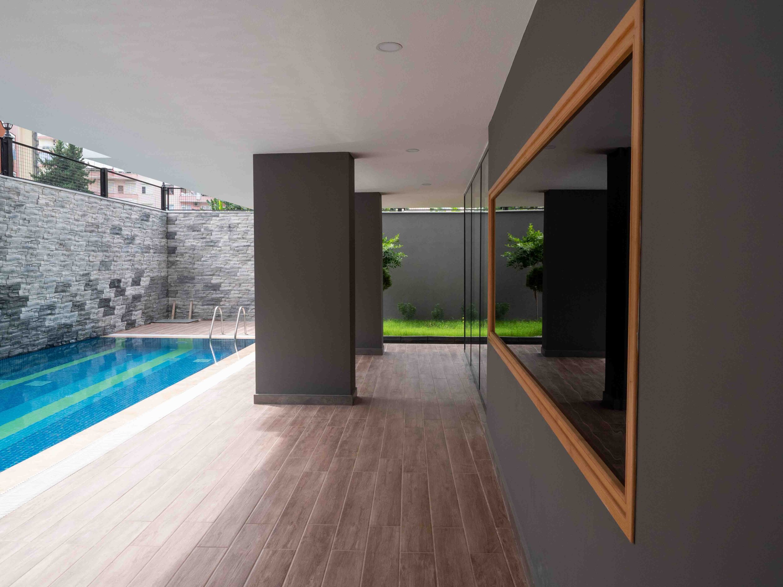 Ahşap zeminli havuz kenarı alan Türkiye’de penthouse sakinleri için camlı bölümlerle uzanıyor