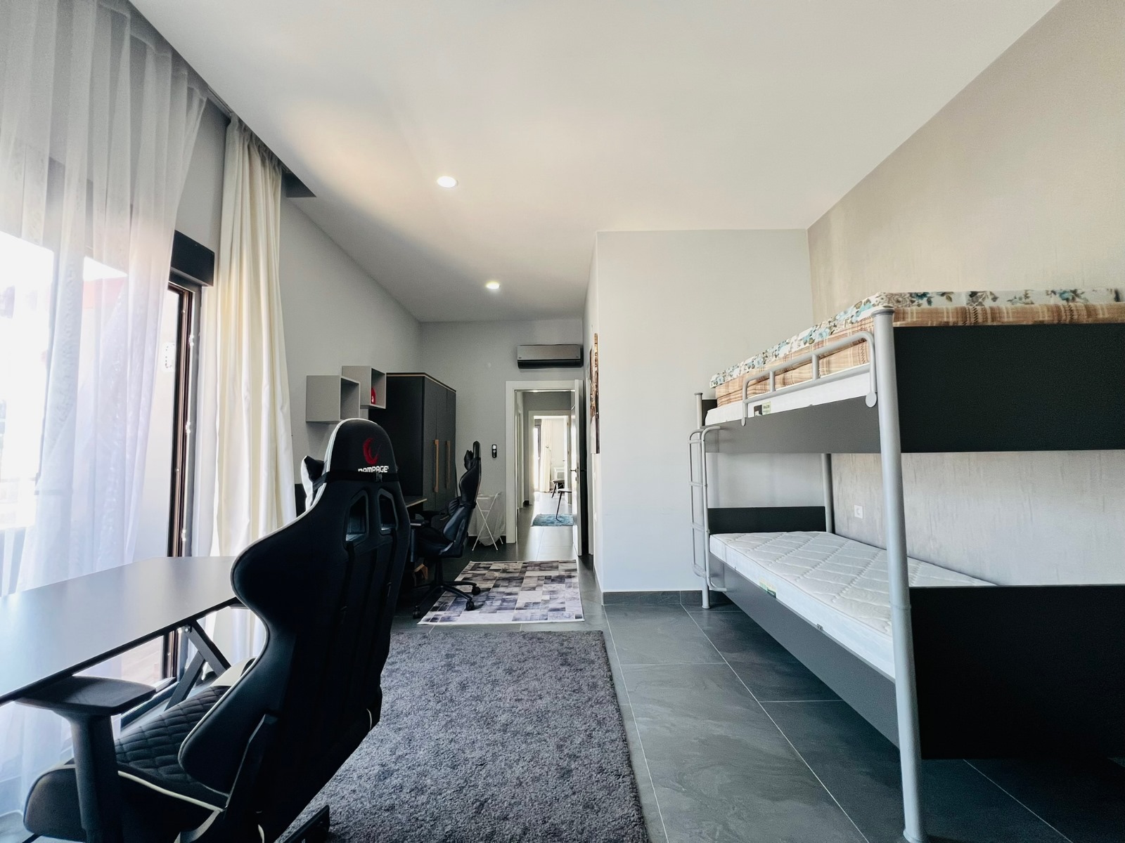 Ranza, iki çalışma koltuğu ve panoramik pencereli yatak odası Mahmutlar’daki penthouse içinde