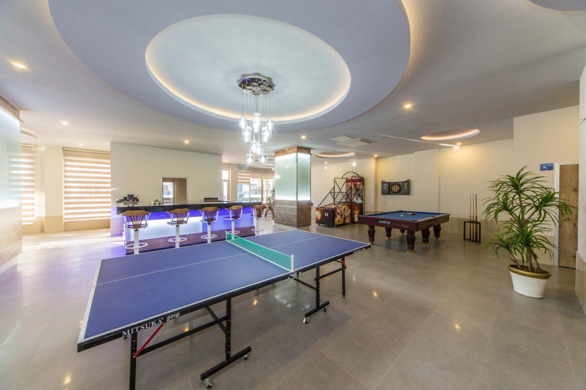 Masa tenisi ve bilardo masası, dairelerin bulunduğu komplekste oyun alanında