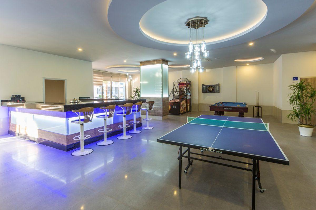 Işıklı bar tezgâhı ve masa tenisi masası, Kestel’de dairelerin bulunduğu komplekste