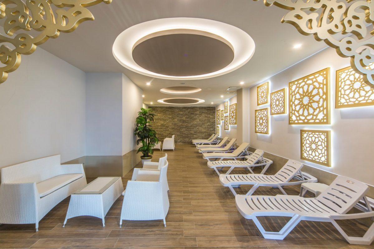 Beyaz şezlonglu spa alanı, Kestel’de dairelerin bulunduğu komplekste taş duvarla