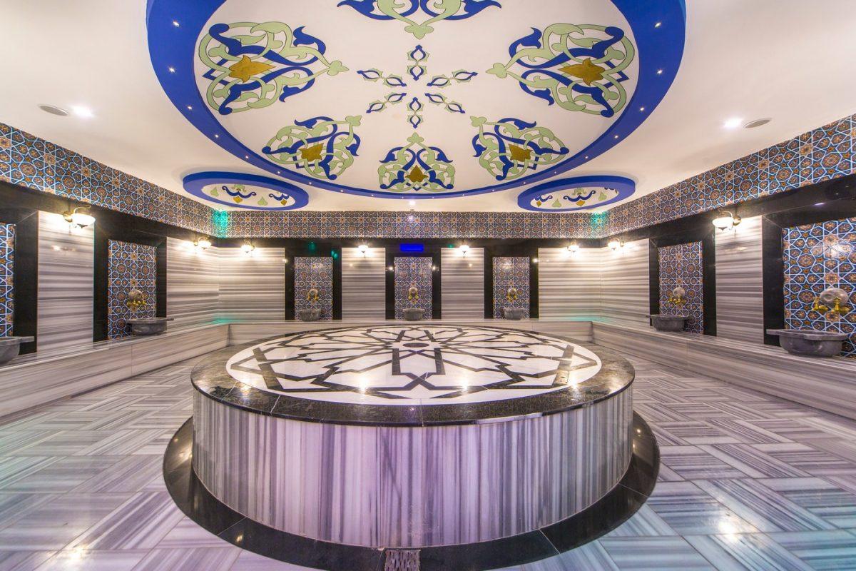 Yuvarlak mermer platformlu hamam, Kestel’deki kompleksin geometrik desenli zeminli alanında