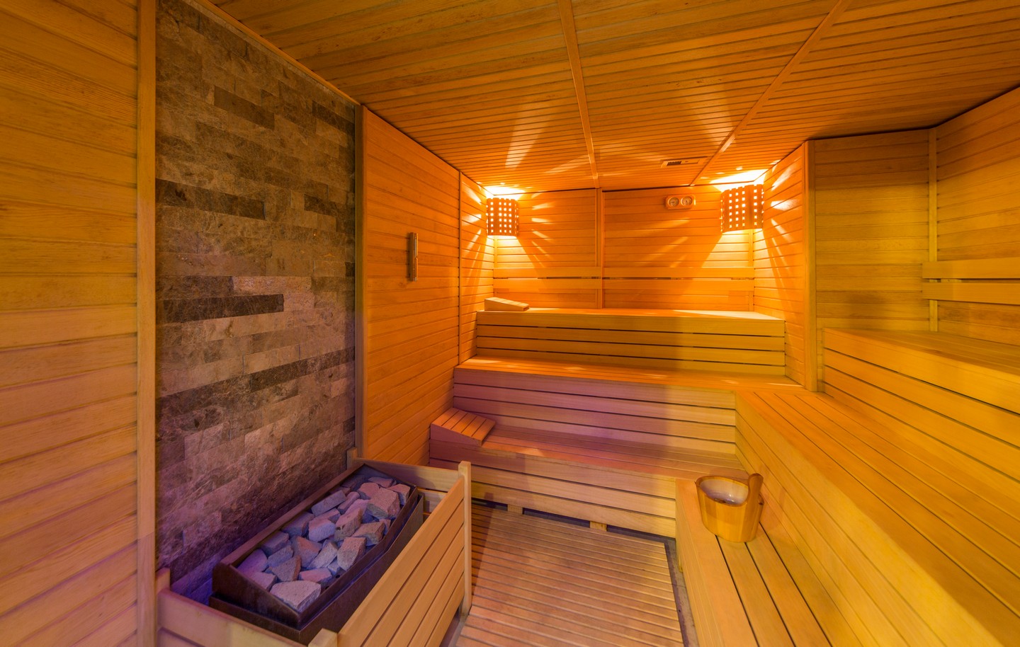 Ahşap raflı sauna ve taşlı soba, konutların bulunduğu komplekste