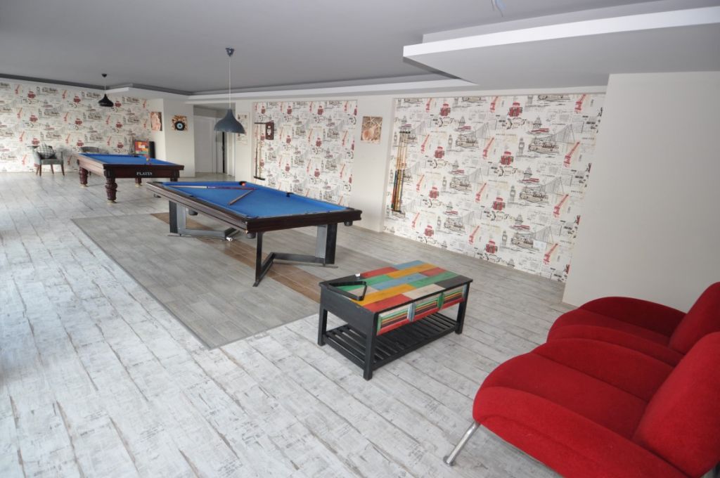 Oyun alanında masa tenisi ve langırt Kestel’deki eğlence bölümünü oluşturuyor