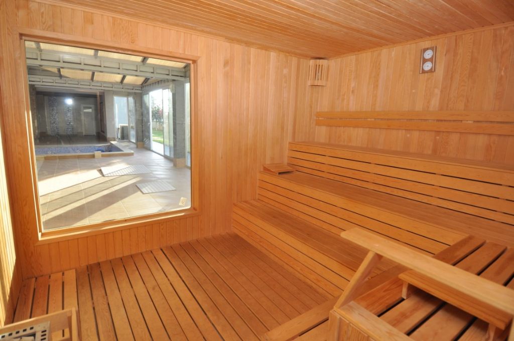 Sauna ahşap duvarlar ve çok katlı ahşap sıralarla donatılmış konut sakinleri için