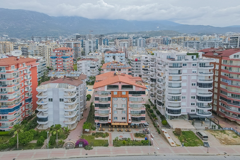 Balkonlu çok katlı konutlar ve dağ silsilesiyle Mahmutlar'da satışta olan yaşam alanları