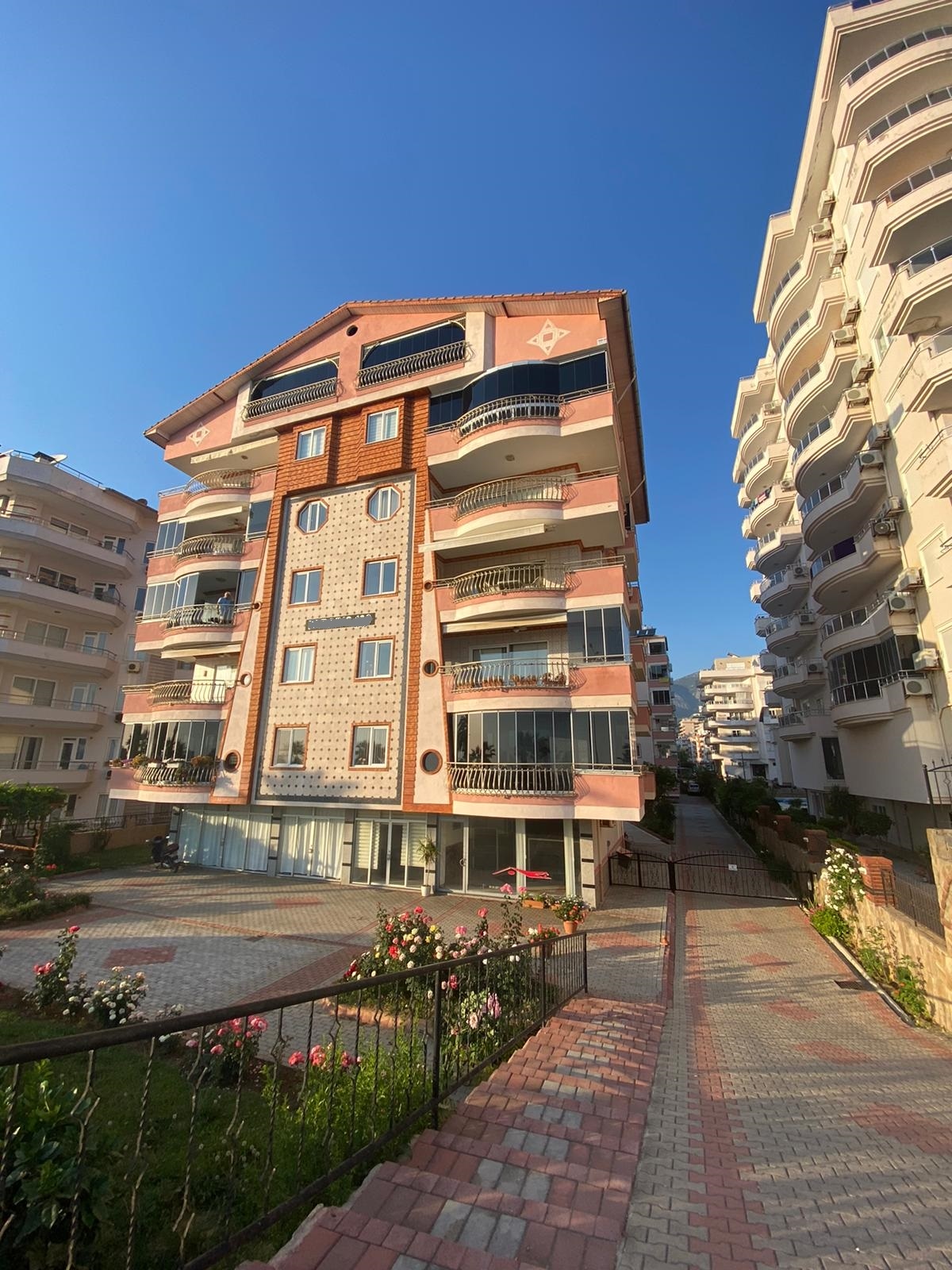 Yuvarlak balkonlu pembe bej cephe Türkiye'de satılık penthouse için dikkat çekiyor