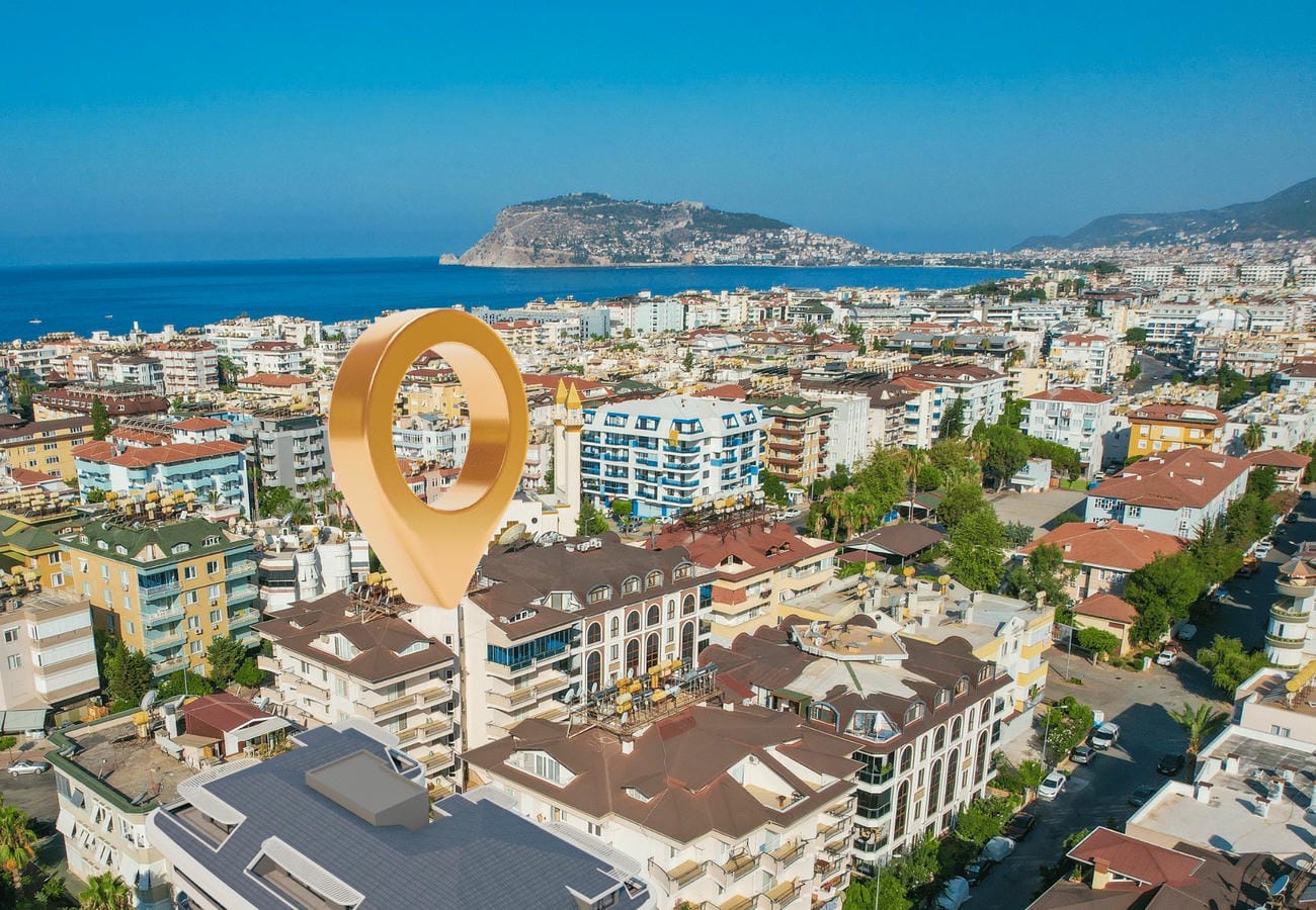Şehir dokusu ve deniz kıyısı görünen drone manzarasında Oba’daki satılık penthouse Türkiye’de