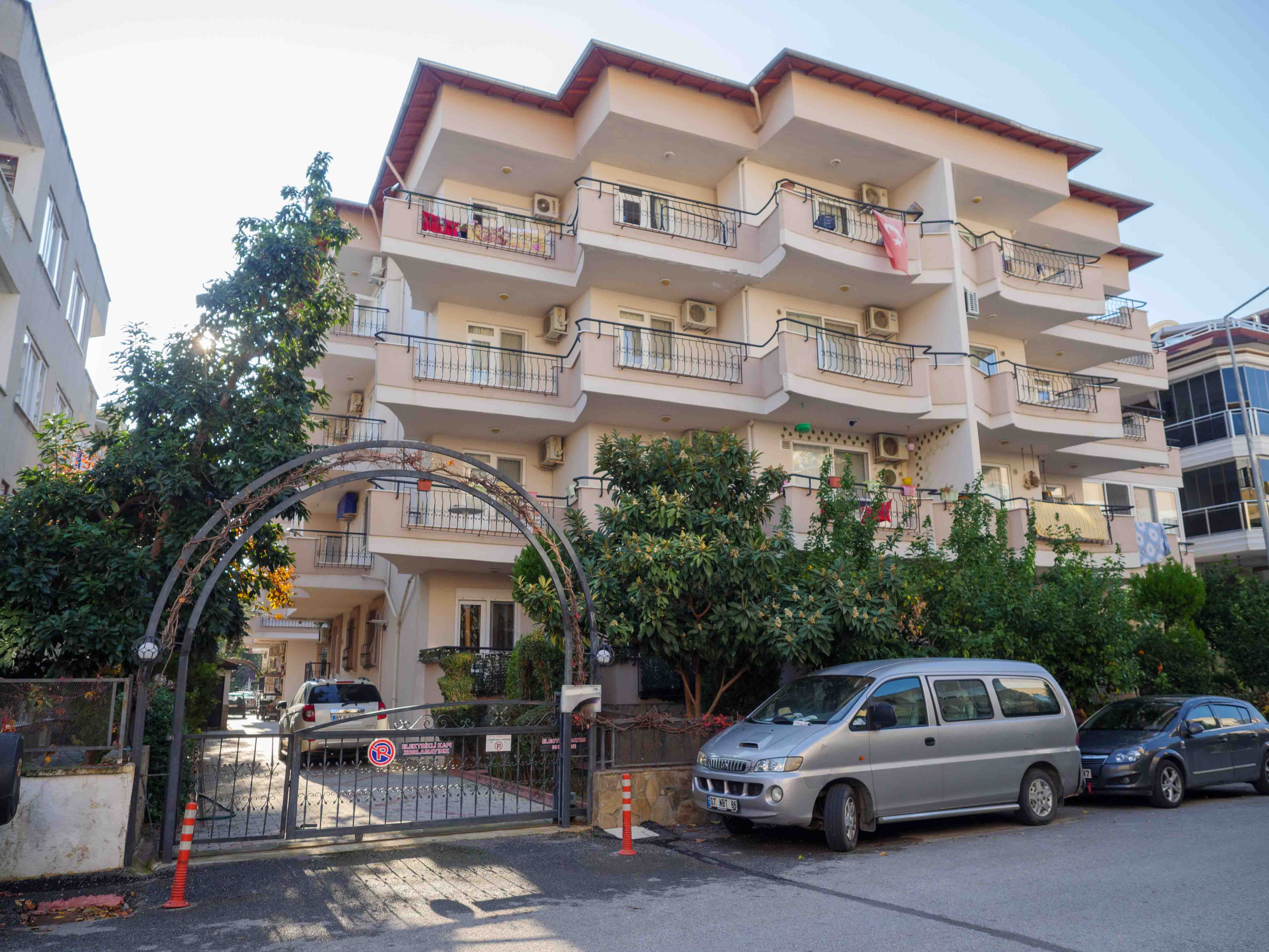 Balkonlu dört katlı konut binası ve giriş kapısı Oba’daki Türkiye penthouse’u için