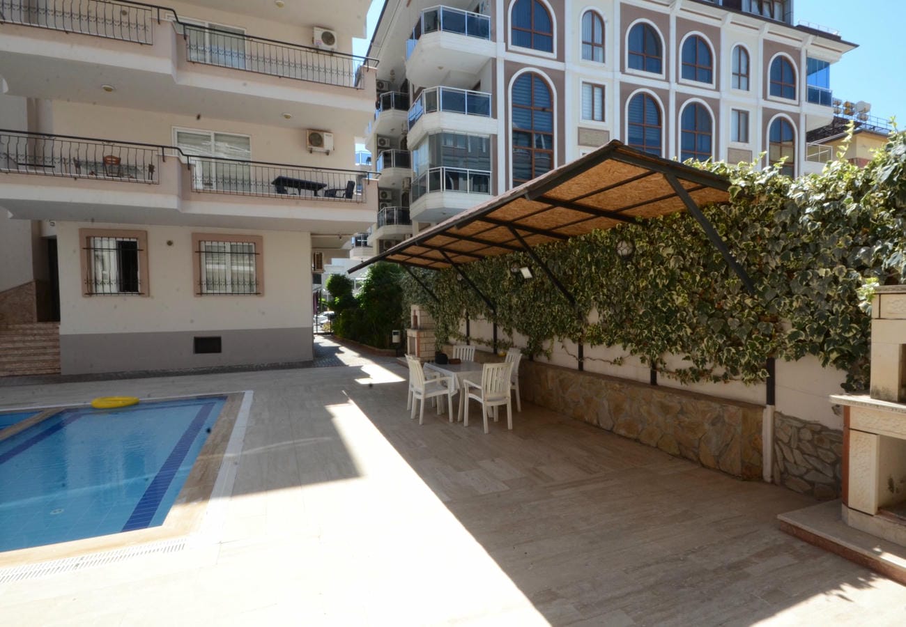 Bitkilerle çevrili dinlenme alanı Türkiye’de penthouse sakinleri için havuz kenarında